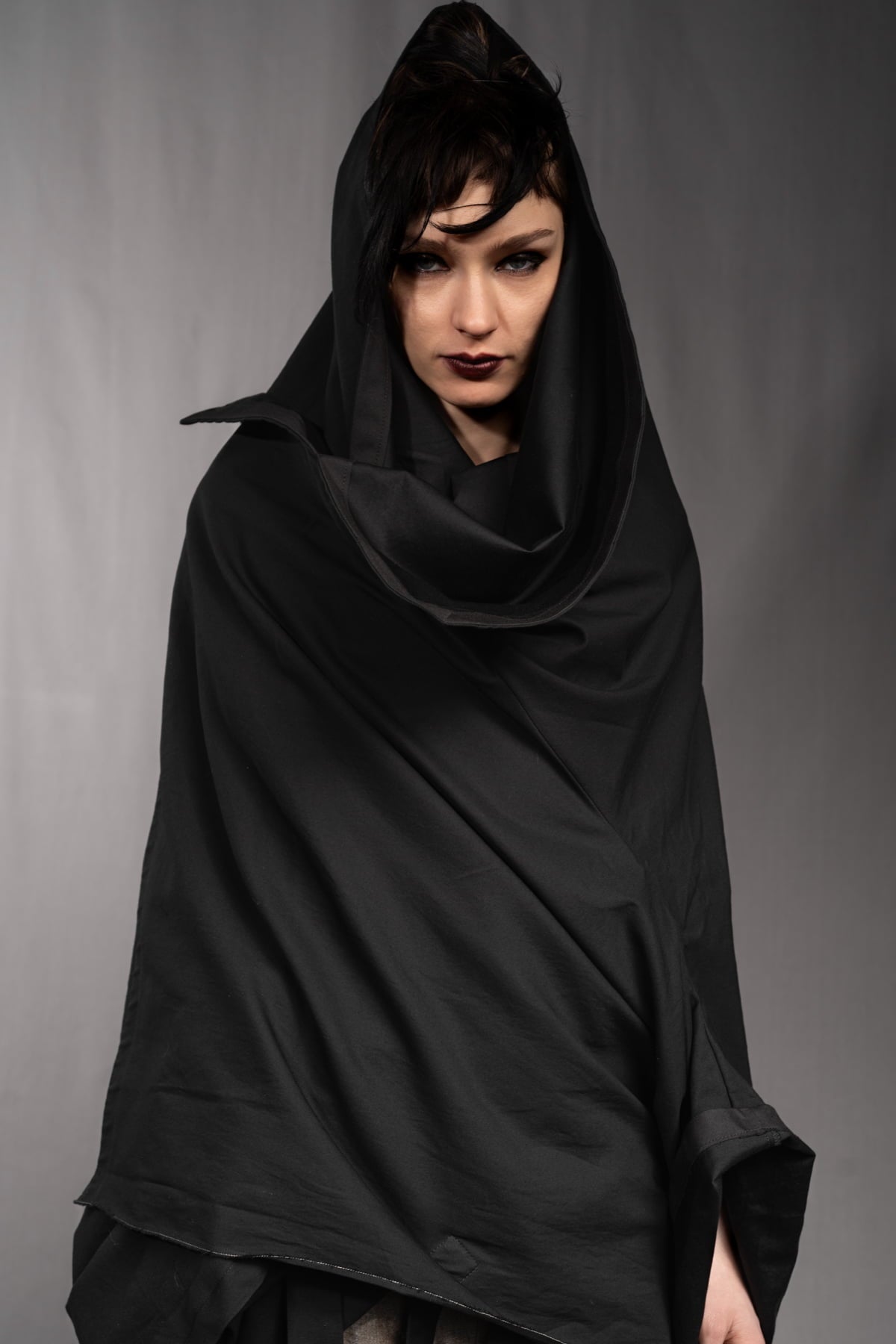 eigensinnig wien | Fama | Architektonischer Designer Cape Mantel aus leichter Baumwolle