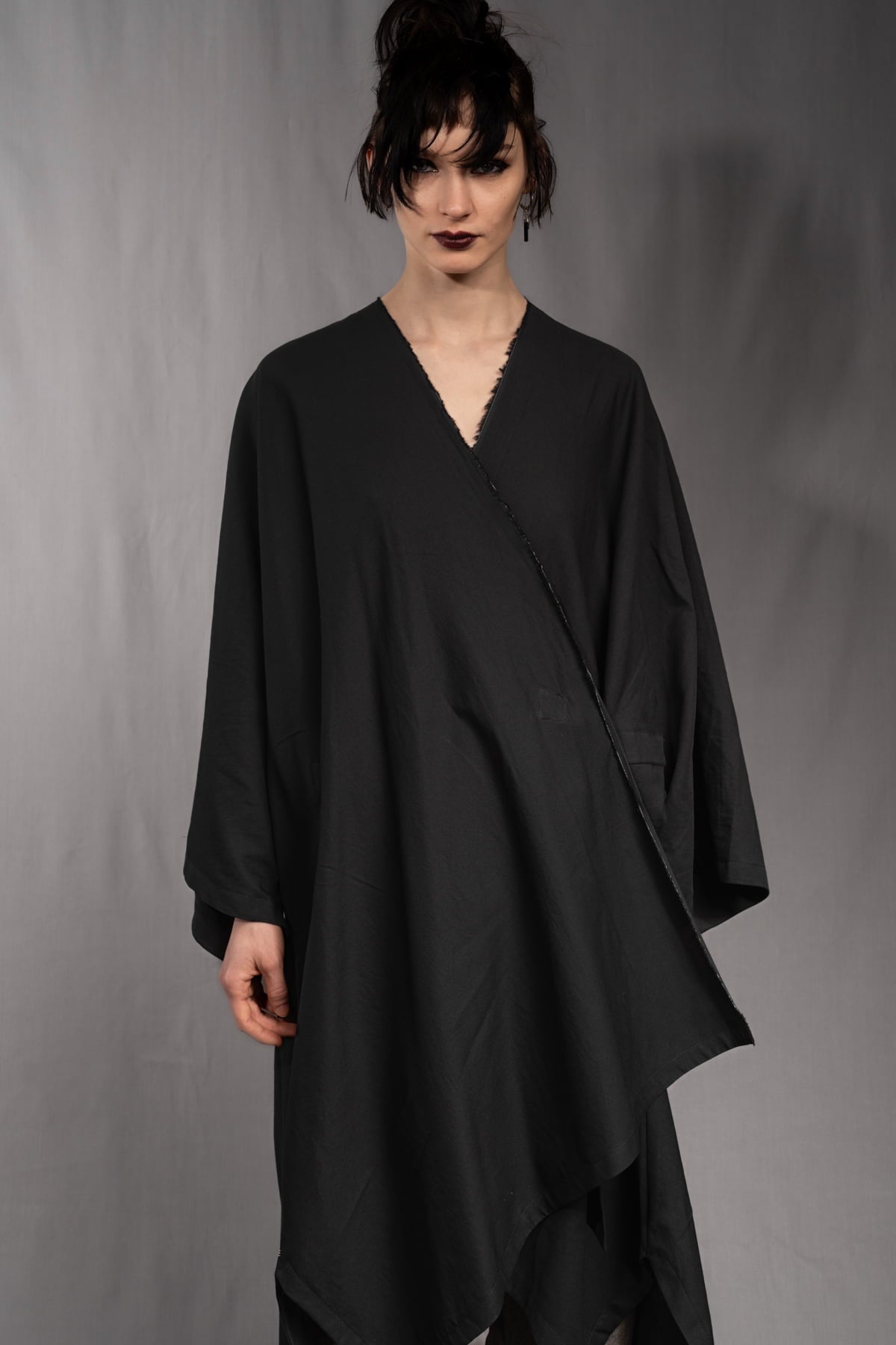 eigensinnig wien | Fama | Architektonischer Designer Cape Mantel aus leichter Baumwolle