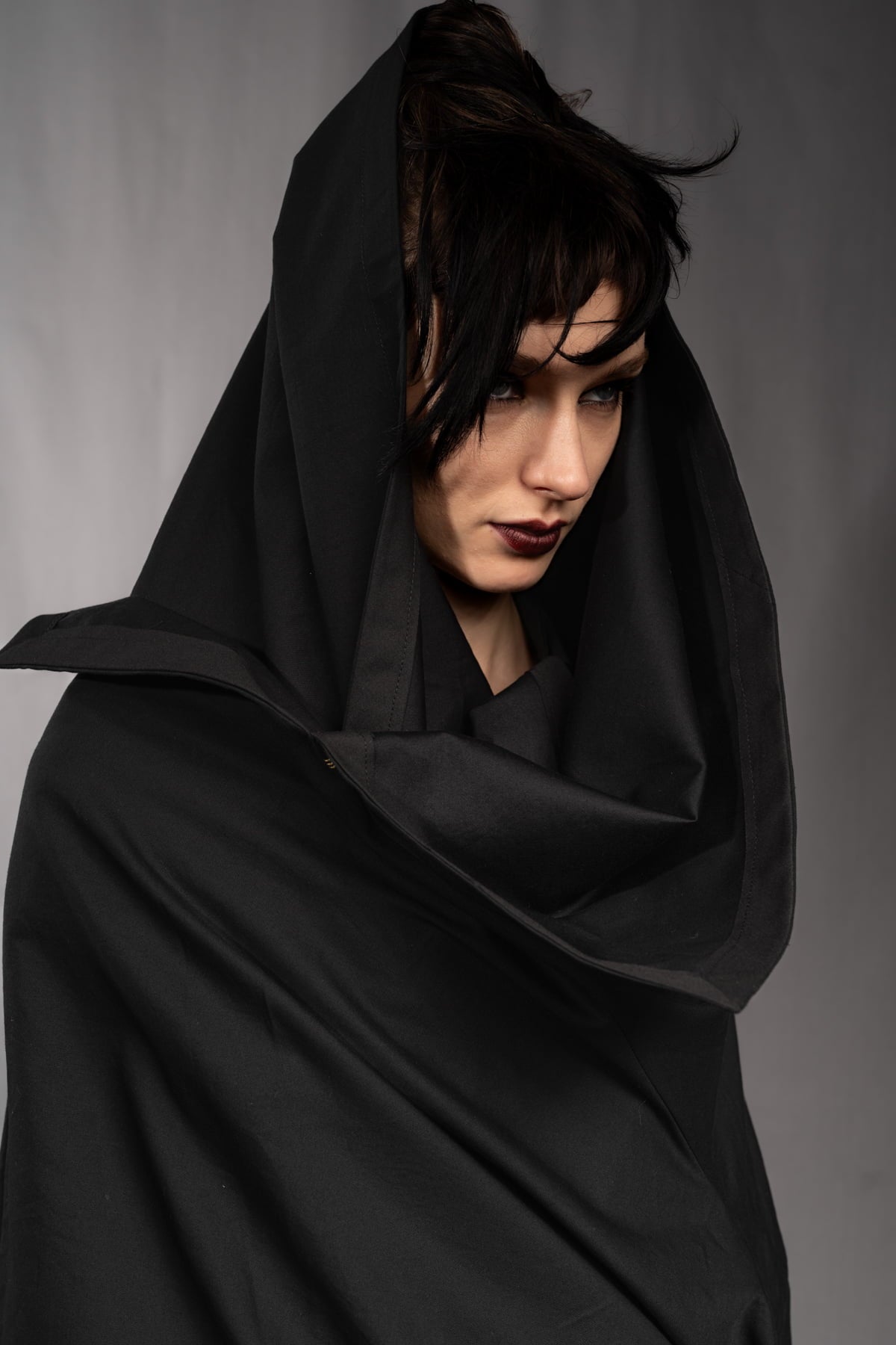 eigensinnig wien | Fama | Architektonischer Designer Cape Mantel aus leichter Baumwolle