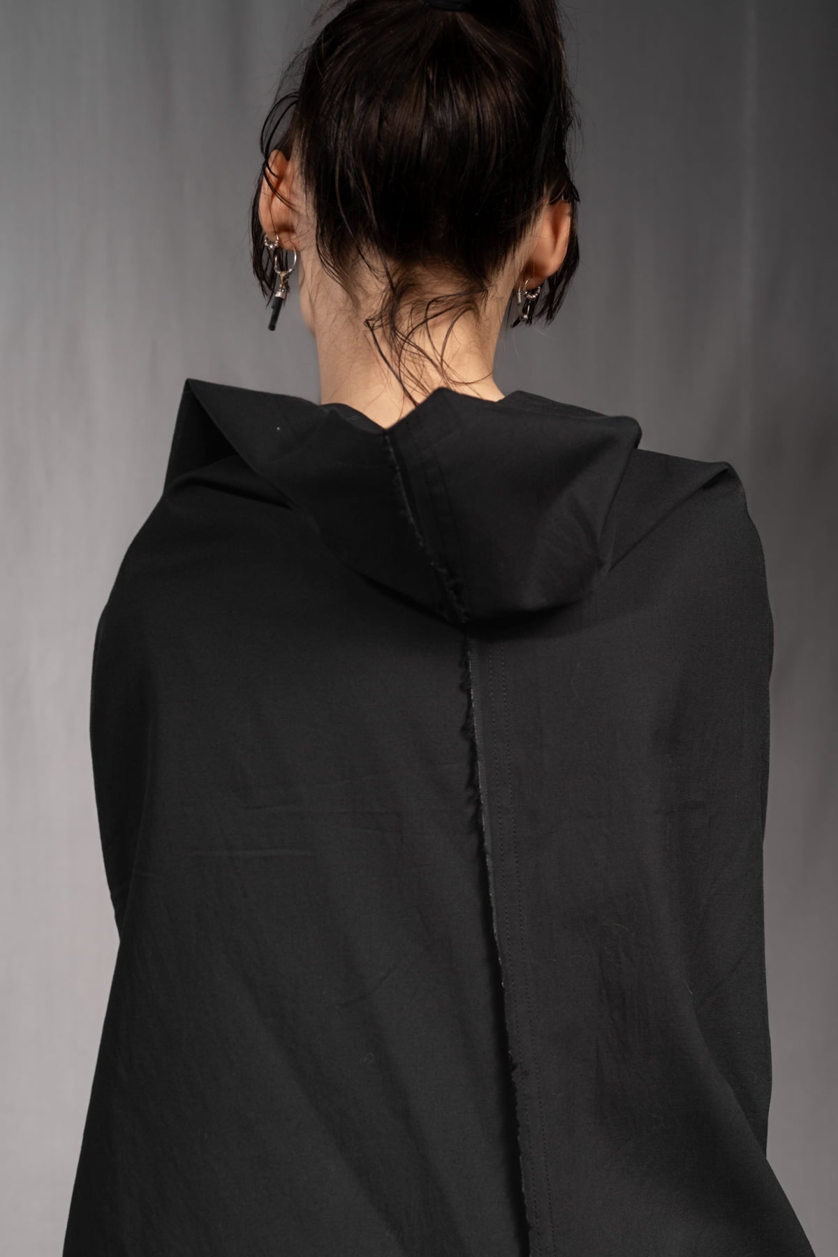 eigensinnig wien | Fama | Architektonischer Designer Cape Mantel aus leichter Baumwolle