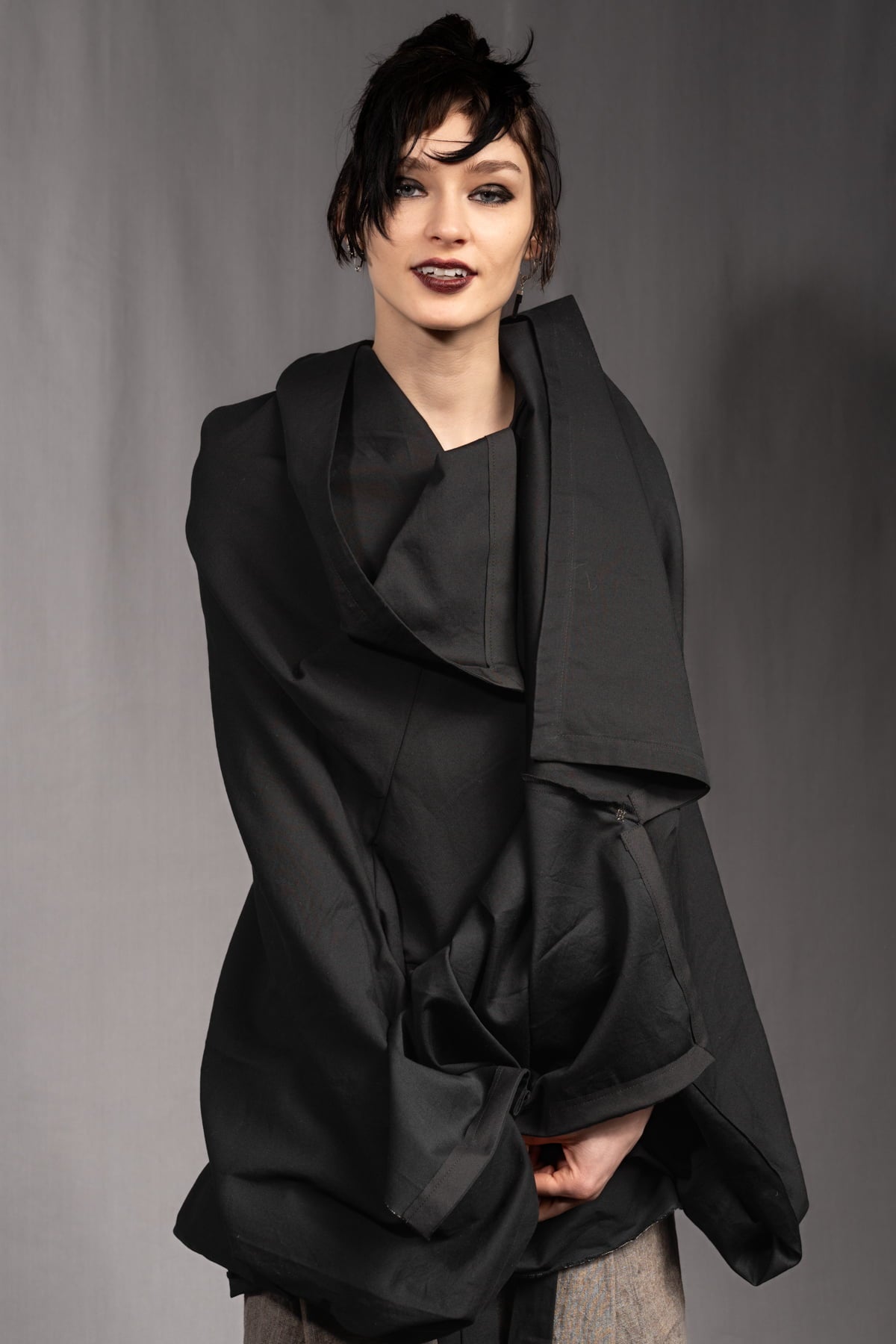 eigensinnig wien | Fama | Architektonischer Designer Cape Mantel aus leichter Baumwolle