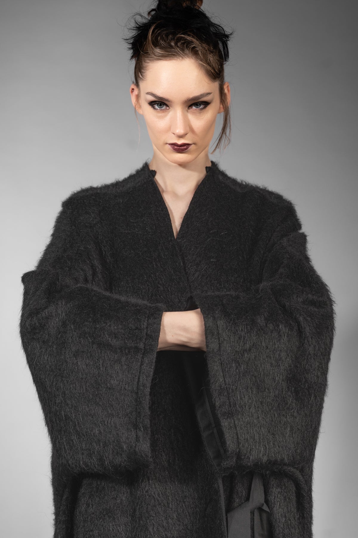 eigensinnig wien | Fama | Schwarzer Designer Flausch-Capemantel mit Ärmeln