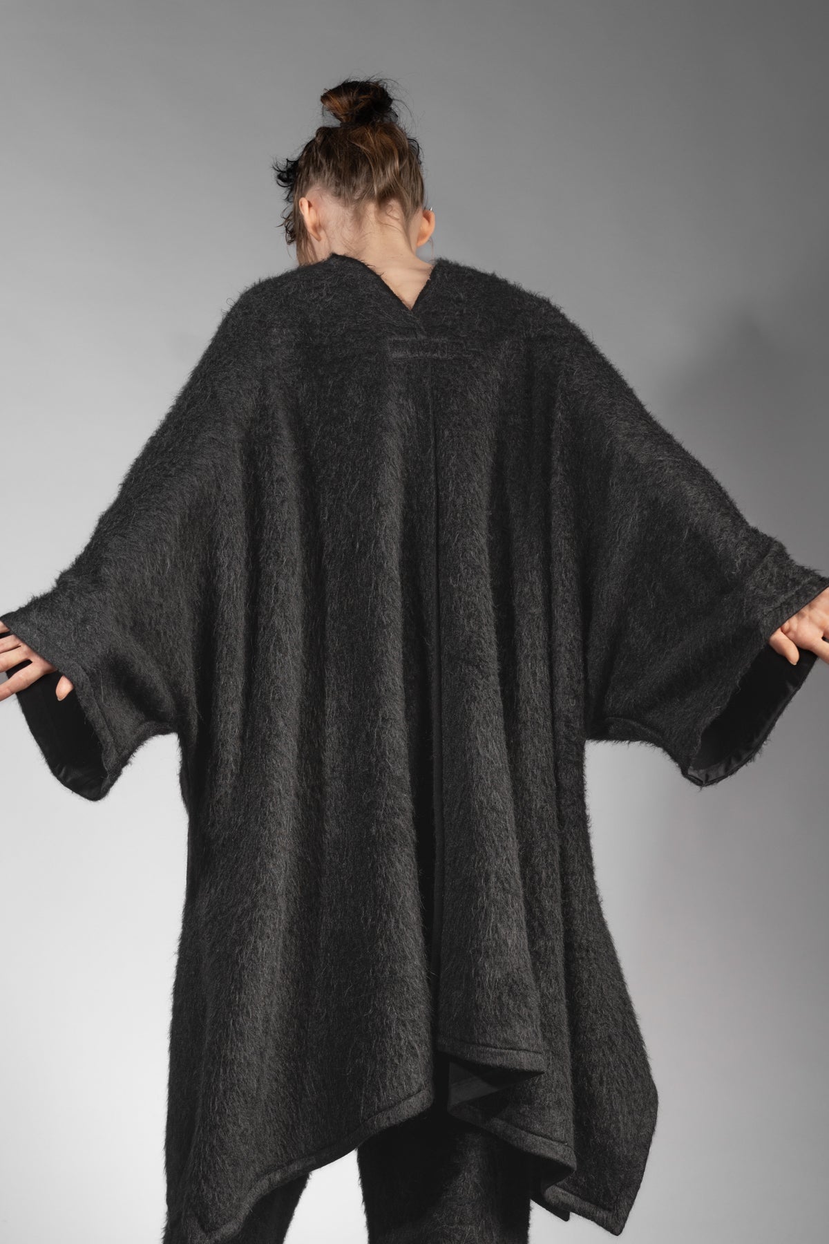 eigensinnig wien | Fama | Schwarzer Designer Flausch-Capemantel mit Ärmeln