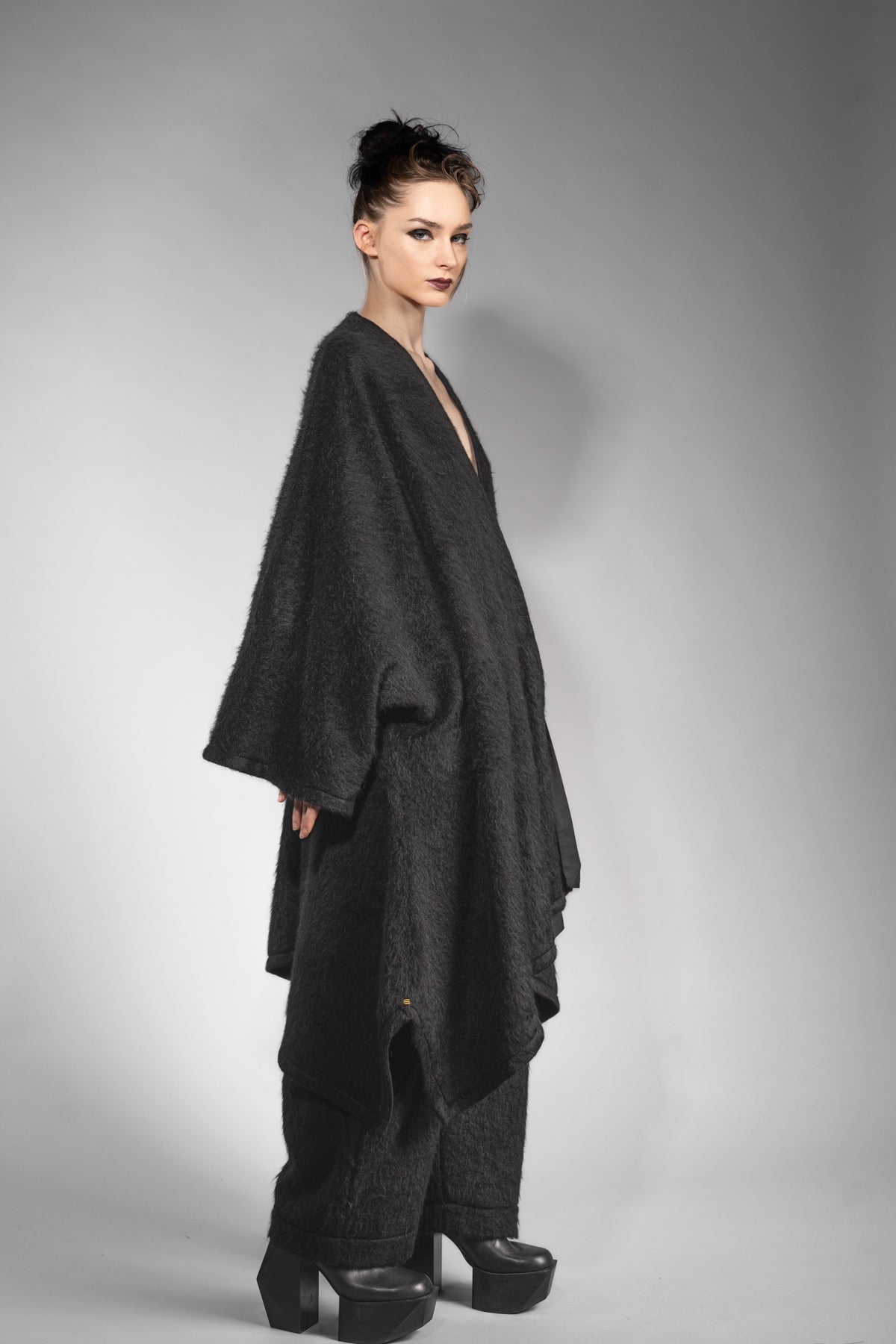 eigensinnig wien | Fama | Schwarzer Designer Flausch-Capemantel mit Ärmeln