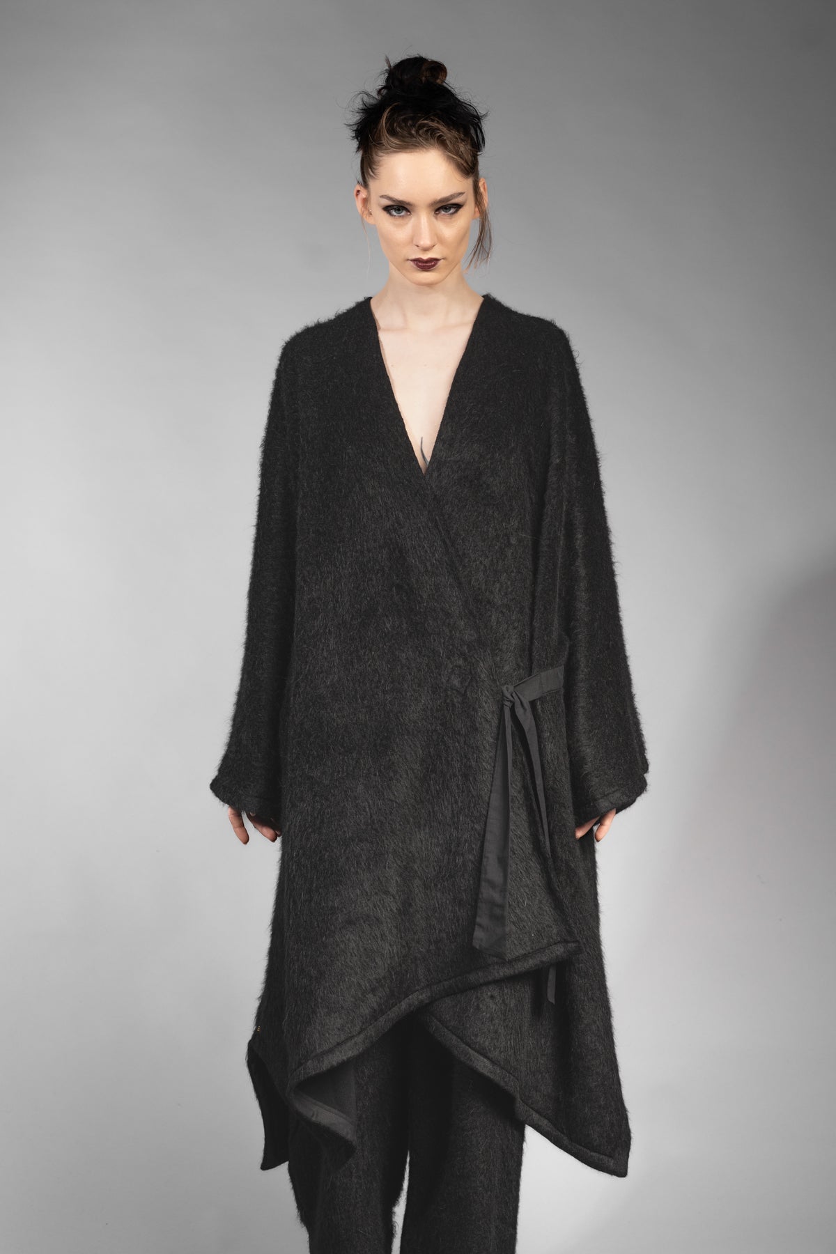 eigensinnig wien | Fama | Schwarzer Designer Flausch-Capemantel mit Ärmeln