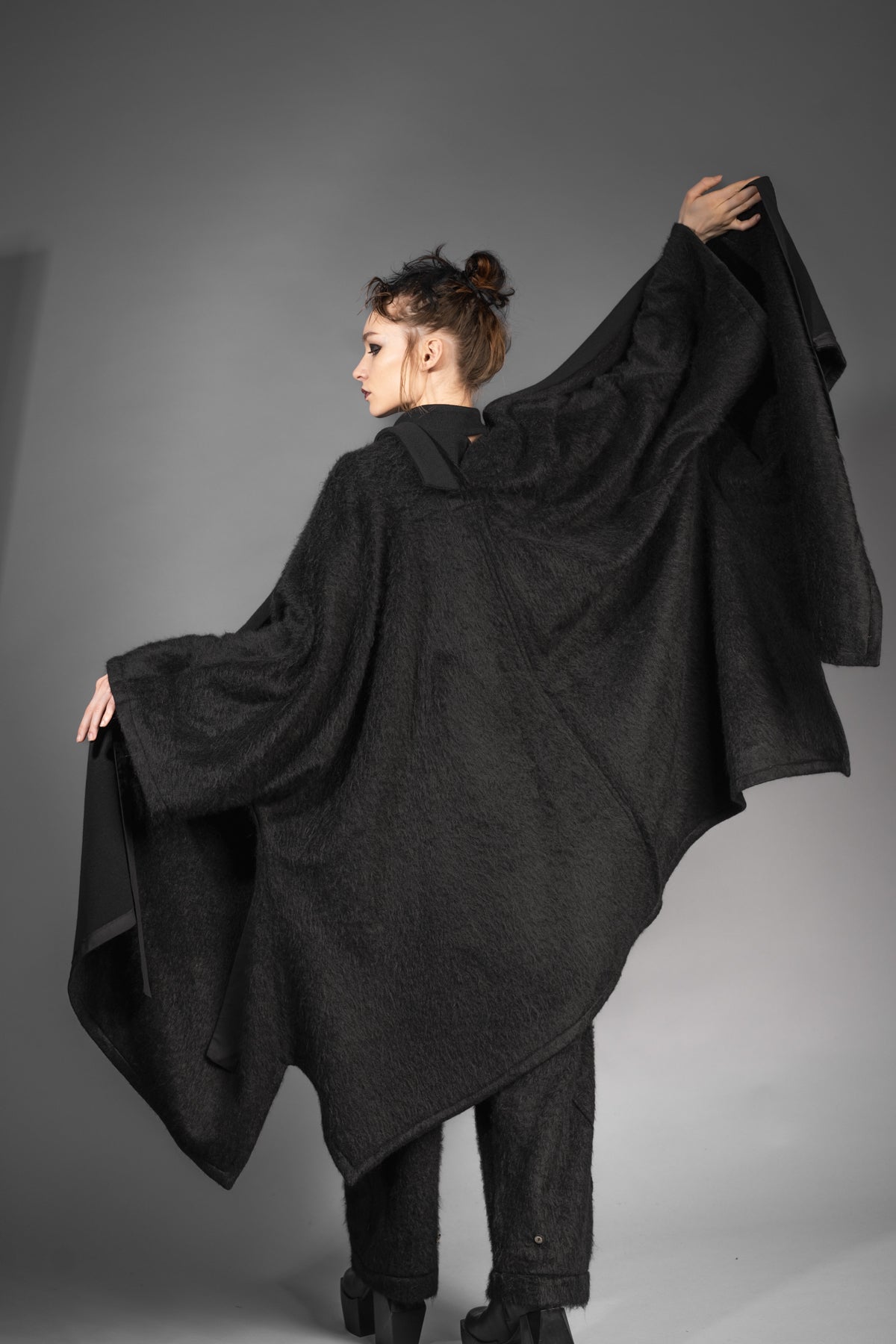 eigensinnig wien | Fama | Schwarzer Designer Flausch-Capemantel mit Ärmeln