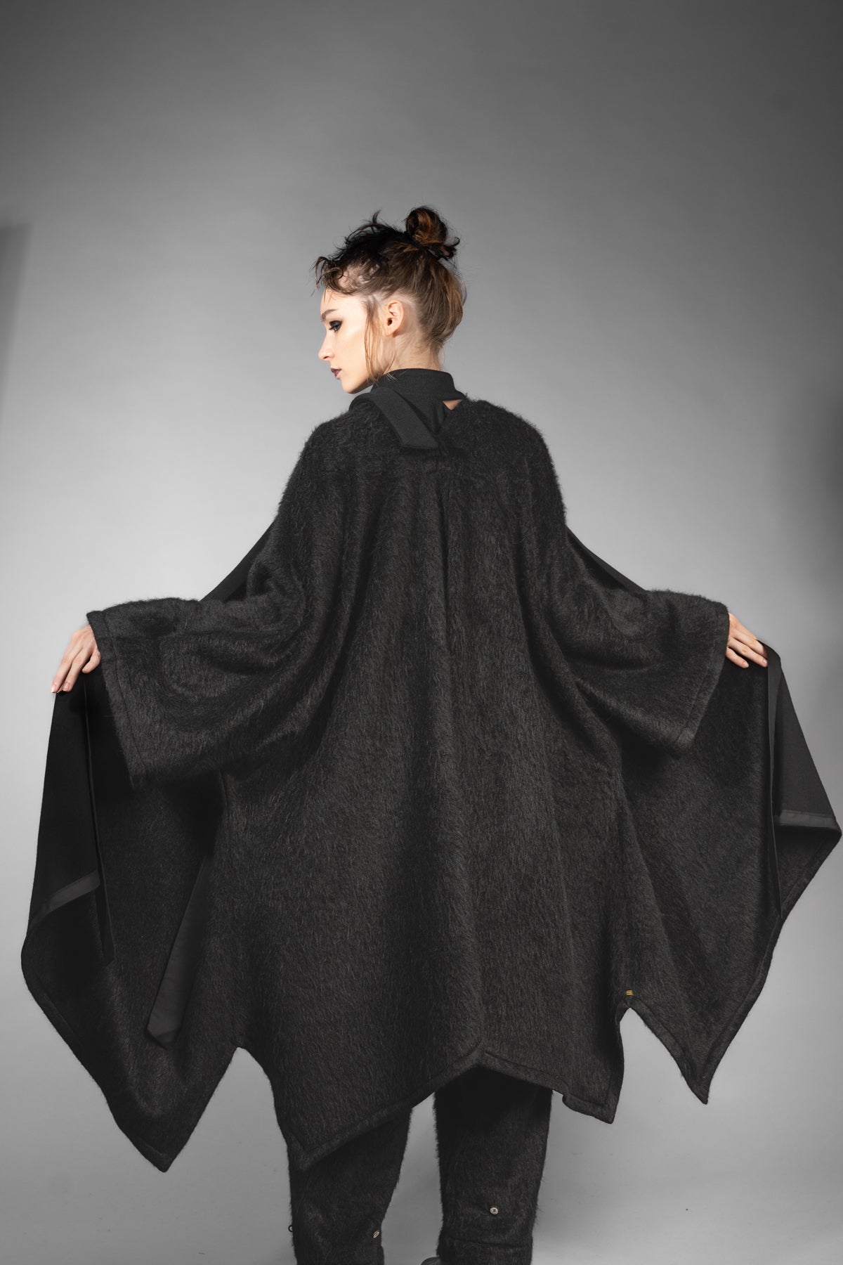 eigensinnig wien | Fama | Schwarzer Designer Flausch-Capemantel mit Ärmeln