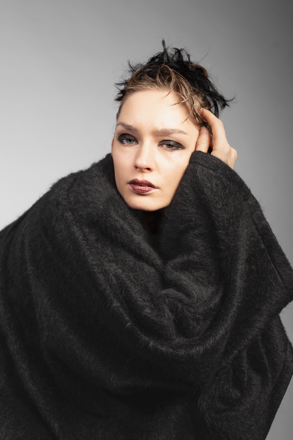 eigensinnig wien | Fama | Schwarzer Designer Flausch-Capemantel mit Ärmeln