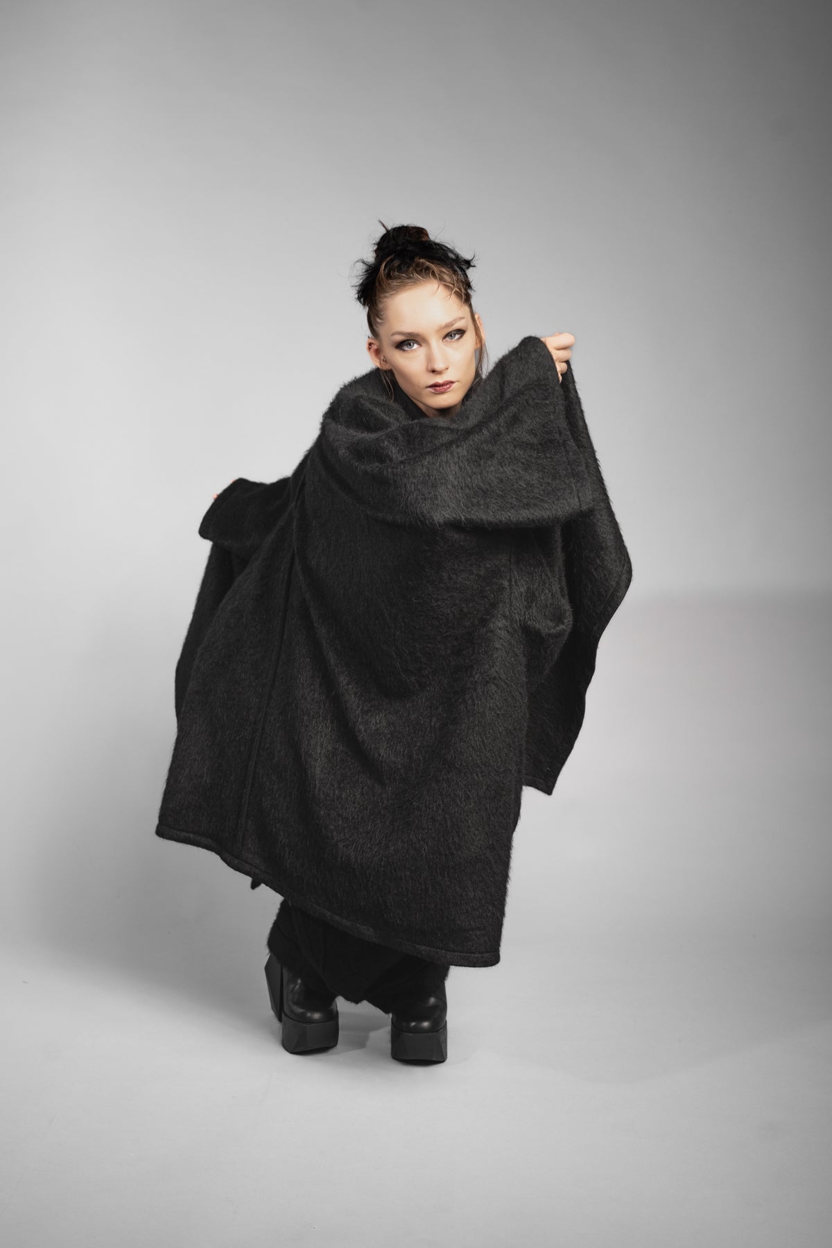 eigensinnig wien | Fama | Schwarzer Designer Flausch-Capemantel mit Ärmeln