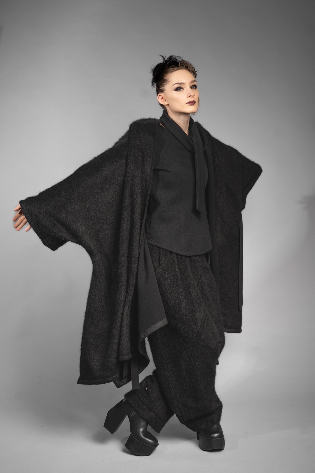 eigensinnig wien | Fama | Schwarzer Designer Flausch-Capemantel mit Ärmeln