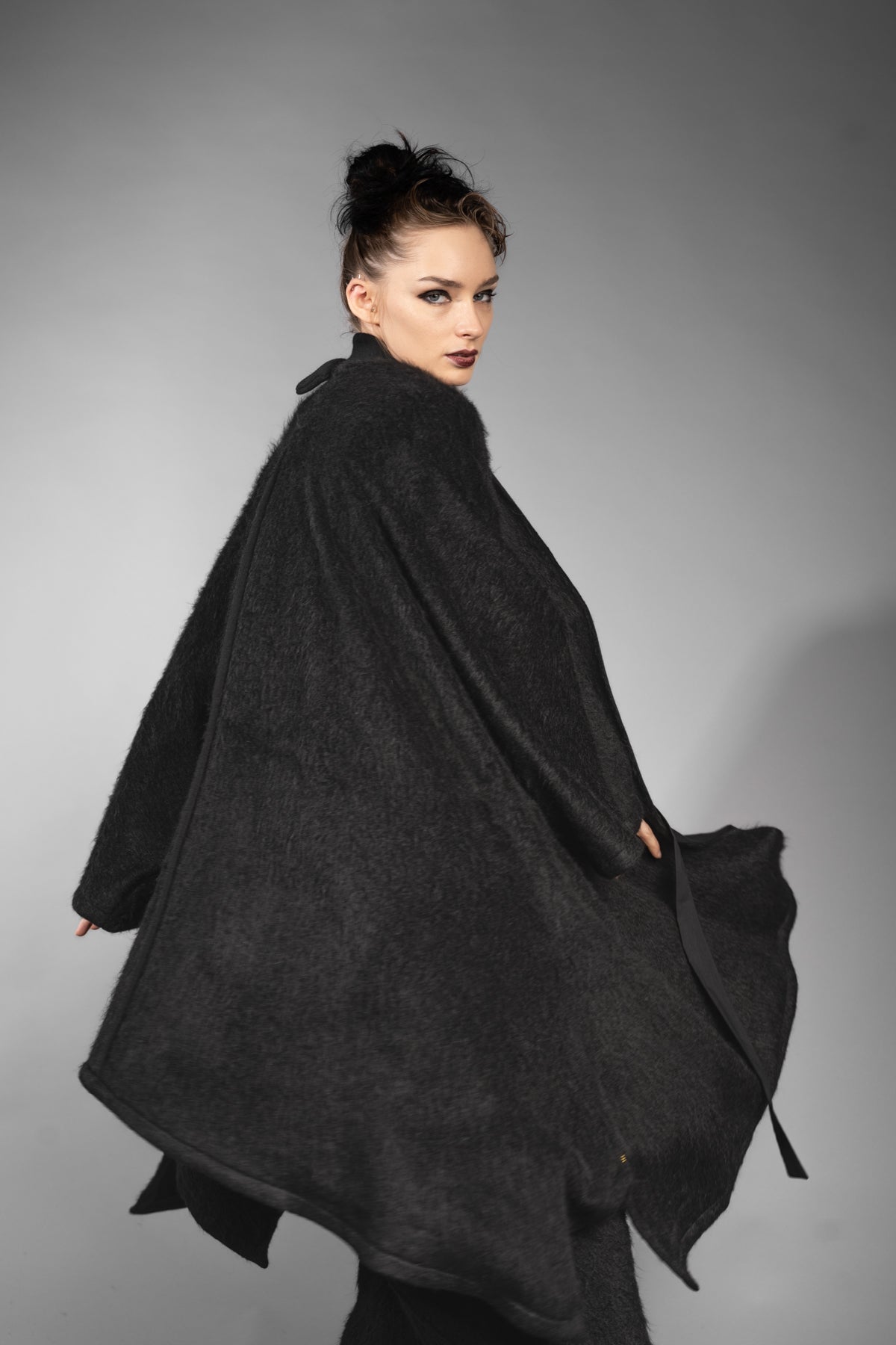 eigensinnig wien | Fama | Schwarzer Designer Flausch-Capemantel mit Ärmeln