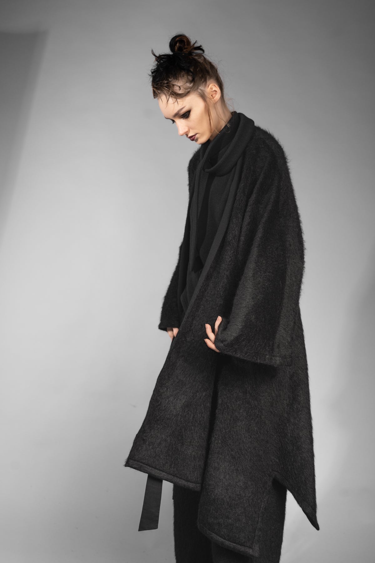 eigensinnig wien | Fama | Schwarzer Designer Flausch-Capemantel mit Ärmeln