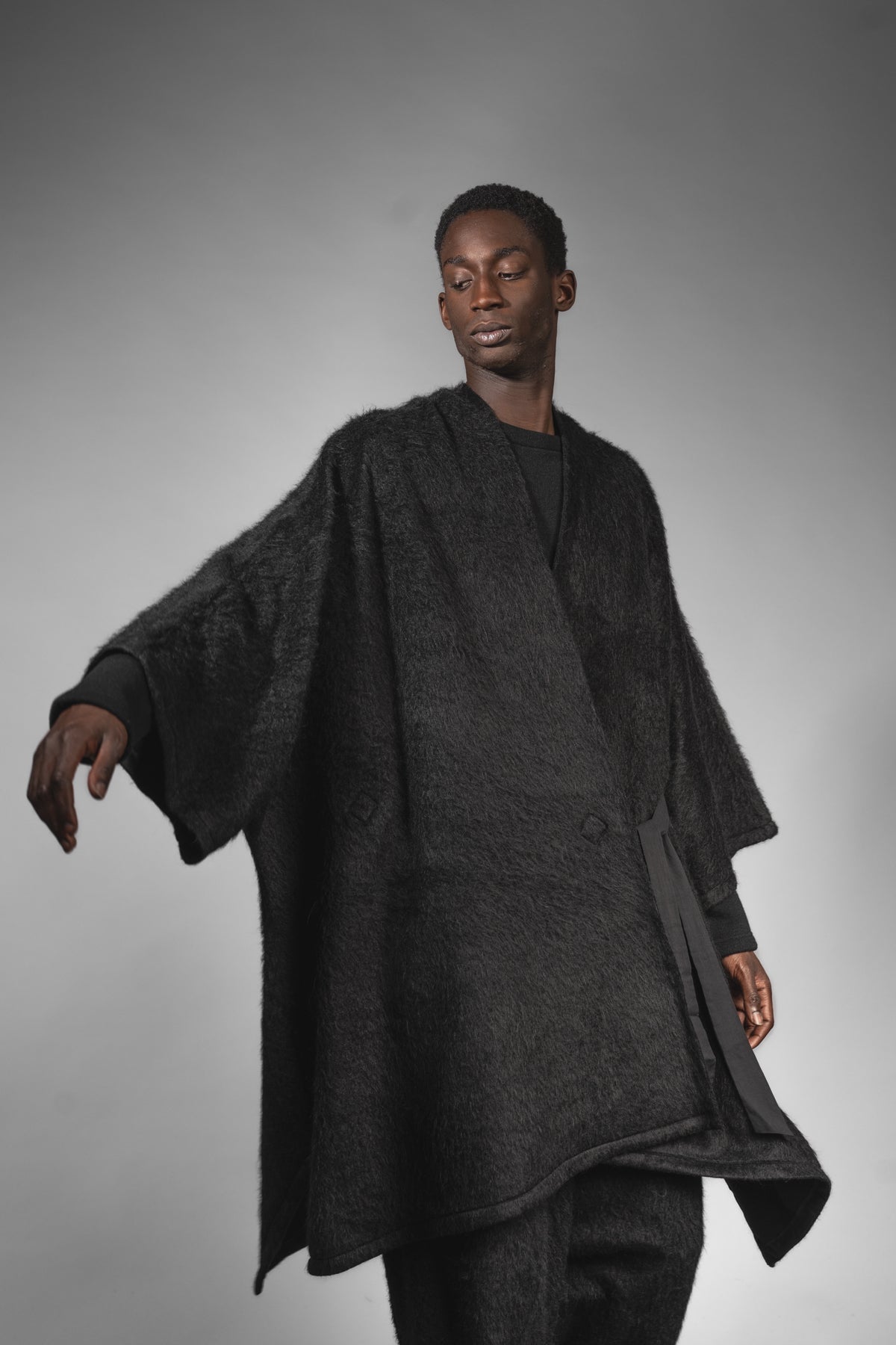 eigensinnig wien | Fama | Schwarzer Designer Flausch-Capemantel mit Ärmeln
