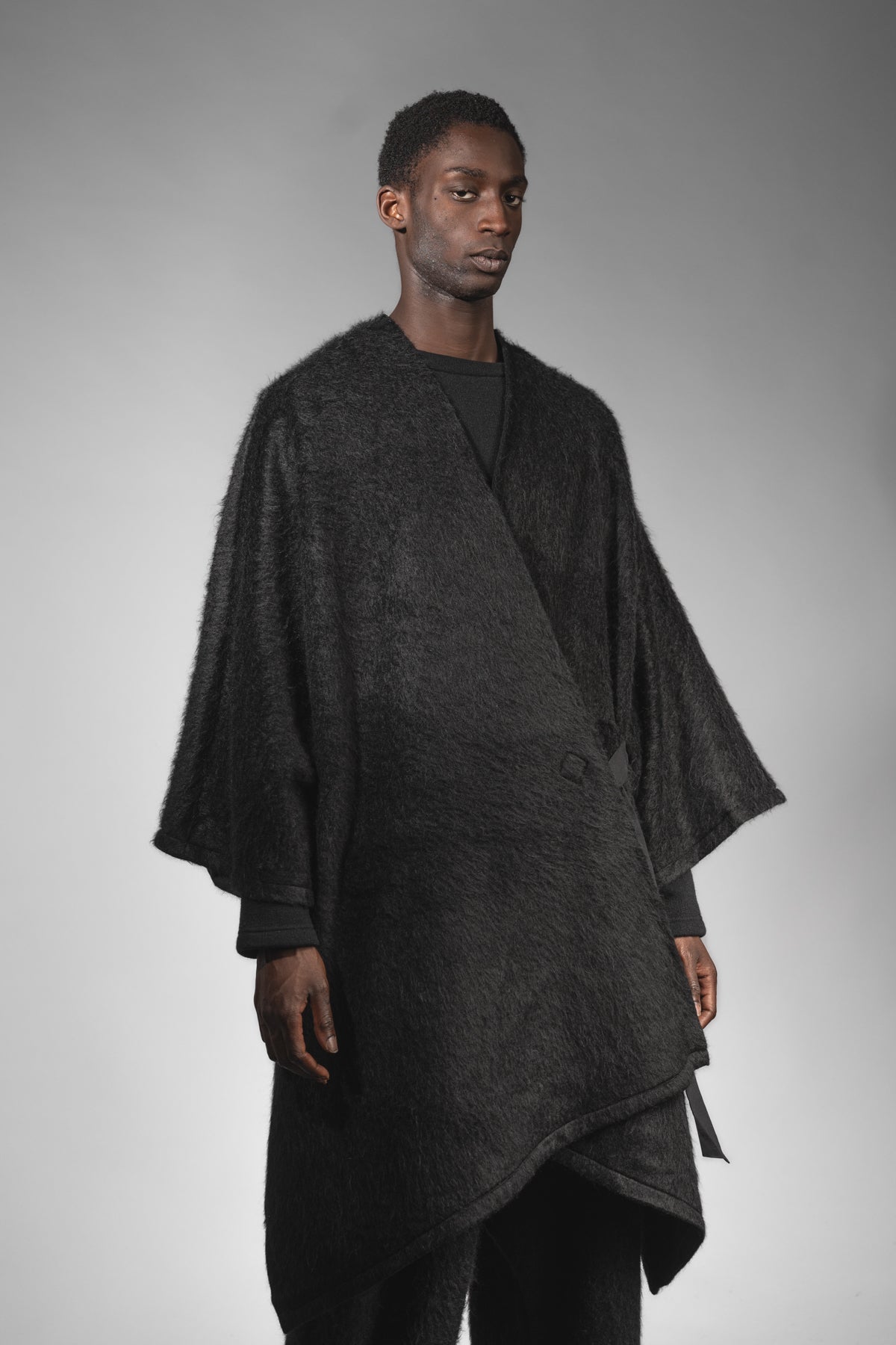 eigensinnig wien | Fama | Schwarzer Designer Flausch-Capemantel mit Ärmeln