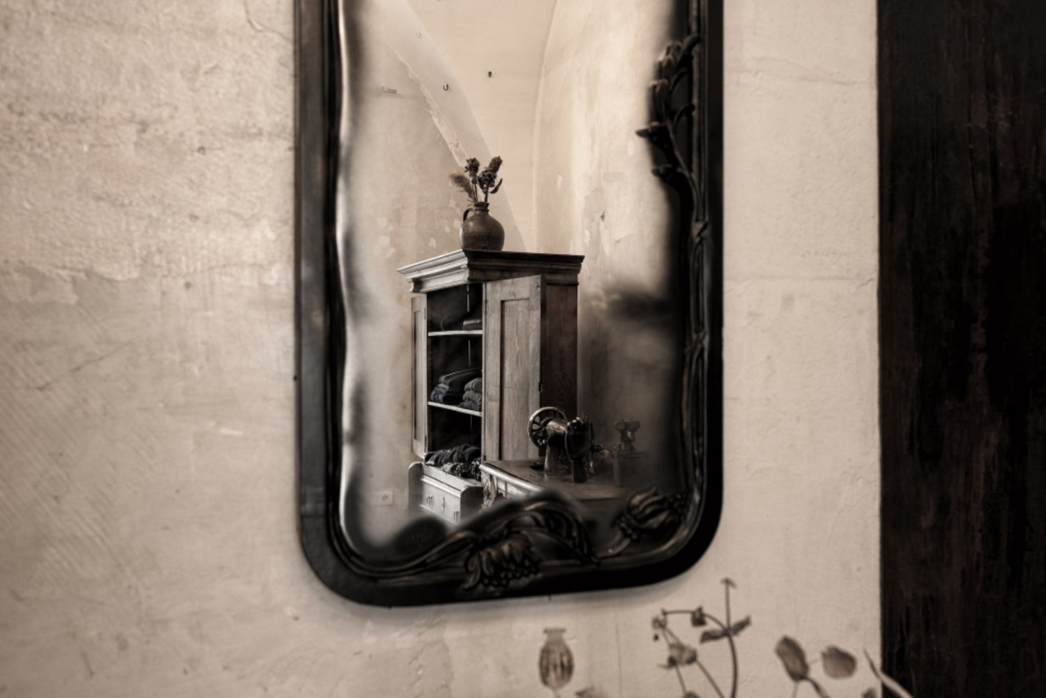 Spiegelreflexion im eigensinnig wien Atelier. Fokus auf Avantgarde Mode.