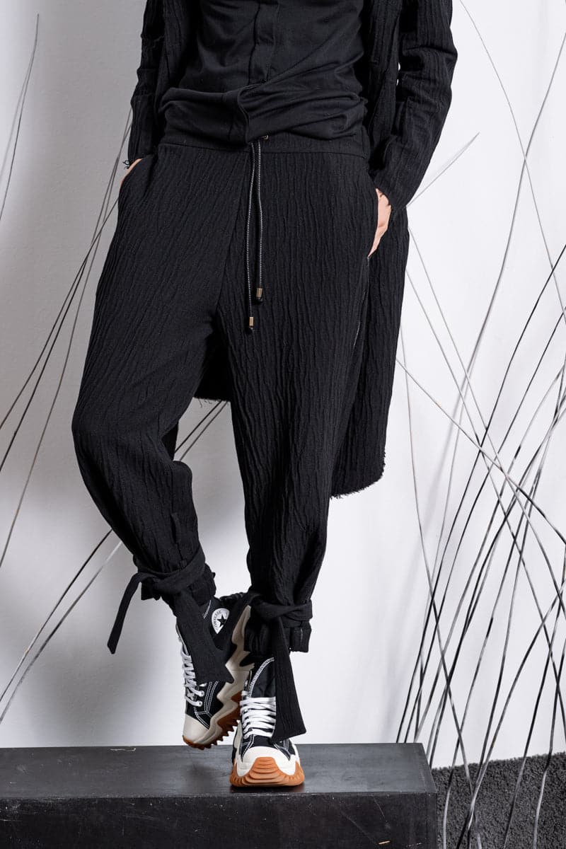 eigensinnig wien | Feyerabend | Cropped Jogpants für Damen und Herren aus Wolle in Schwarz