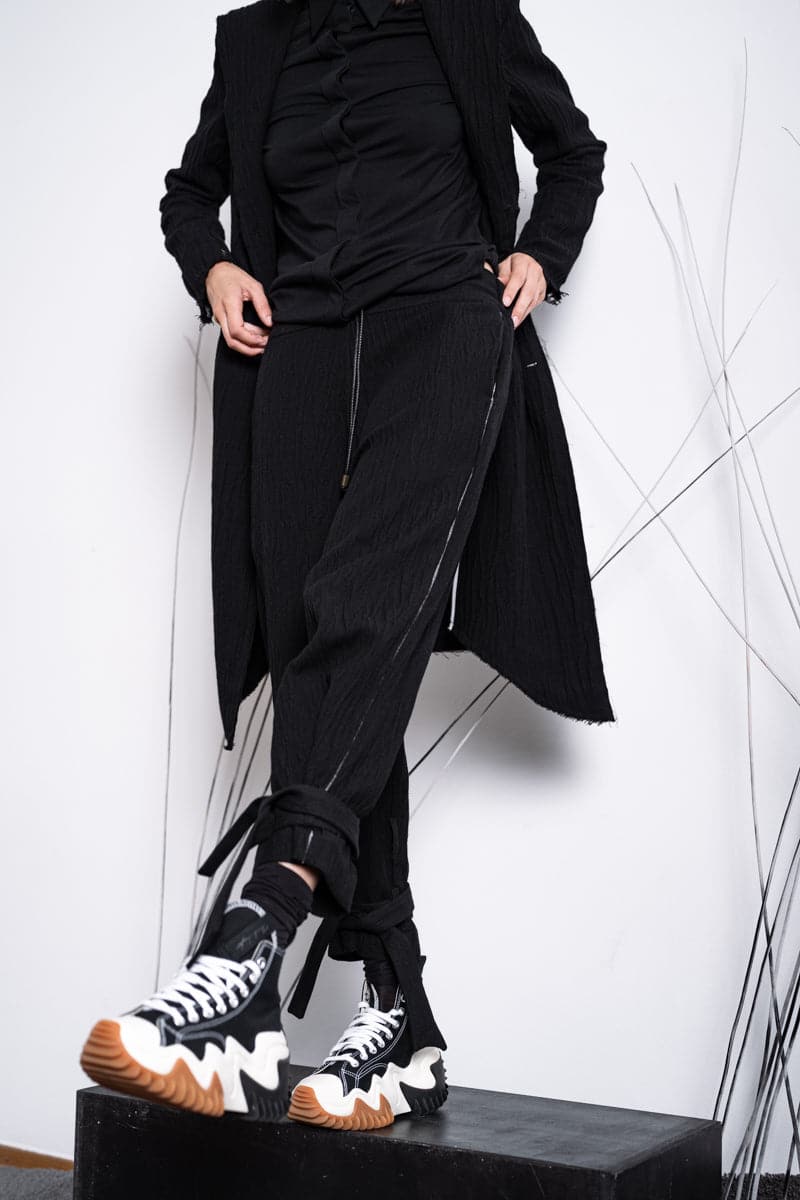 eigensinnig wien | Feyerabend | Cropped Jogpants für Damen und Herren aus Wolle in Schwarz