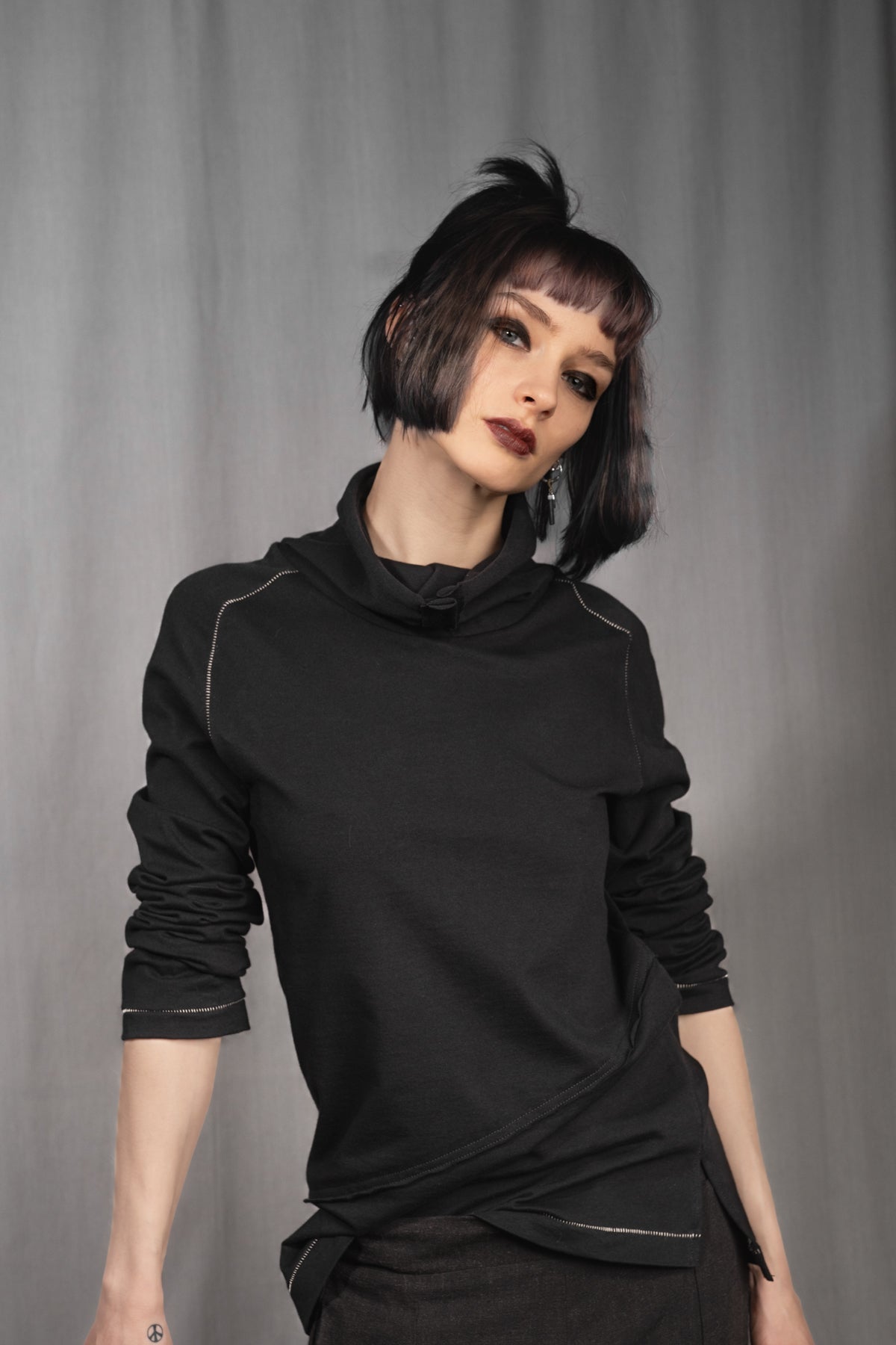 eigensinnig wien | Flaubert | Leichter, schwarzer Baumwoll-Strickpullover mit ungewöhnlichem Schalkragen