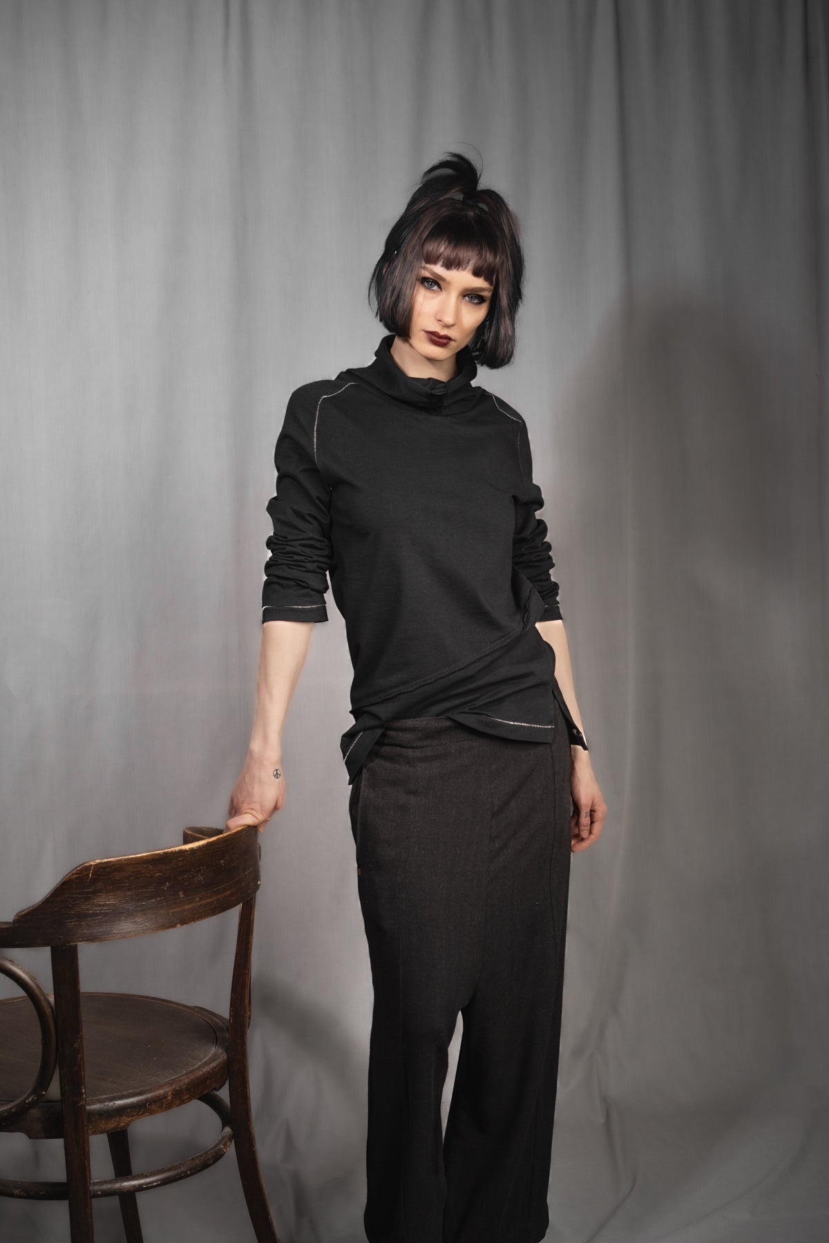 eigensinnig wien | Flaubert | Leichter, schwarzer Baumwoll-Strickpullover mit ungewöhnlichem Schalkragen