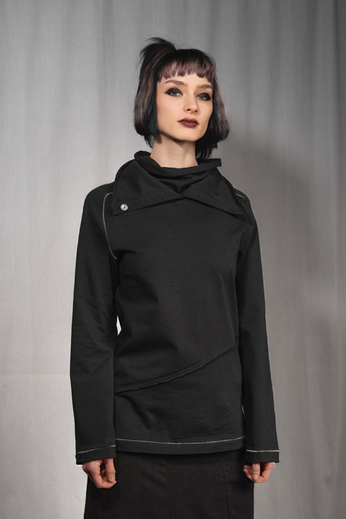 eigensinnig wien | Flaubert | Leichter, schwarzer Baumwoll-Strickpullover mit ungewöhnlichem Schalkragen