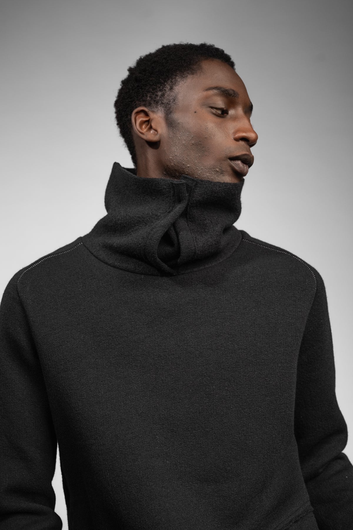 eigensinnig wien | Flaubert | Schwarzer Woll-Strickpullover mit ungewöhnlichem Schalkragen
