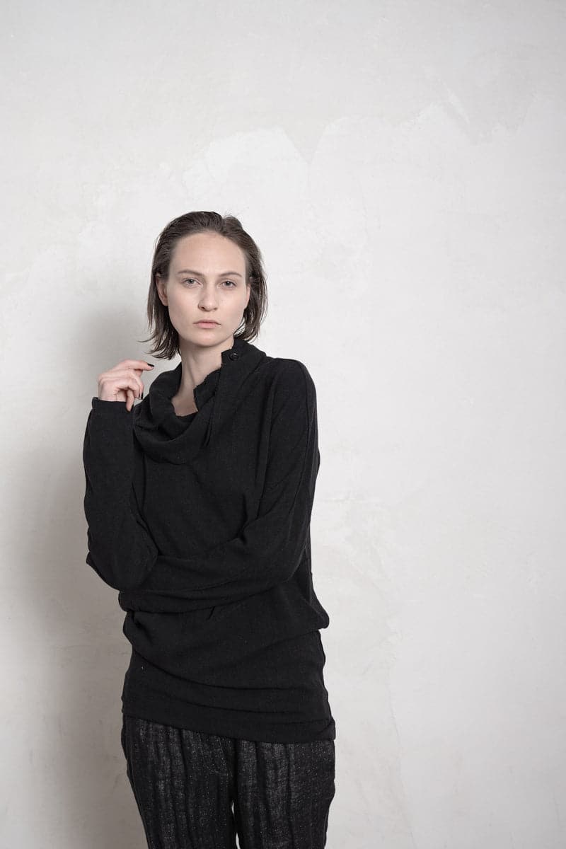 eigensinnig wien | Flaubert | Ungewöhnlicher Sommerpullover mit speziellem Kragen schwarz