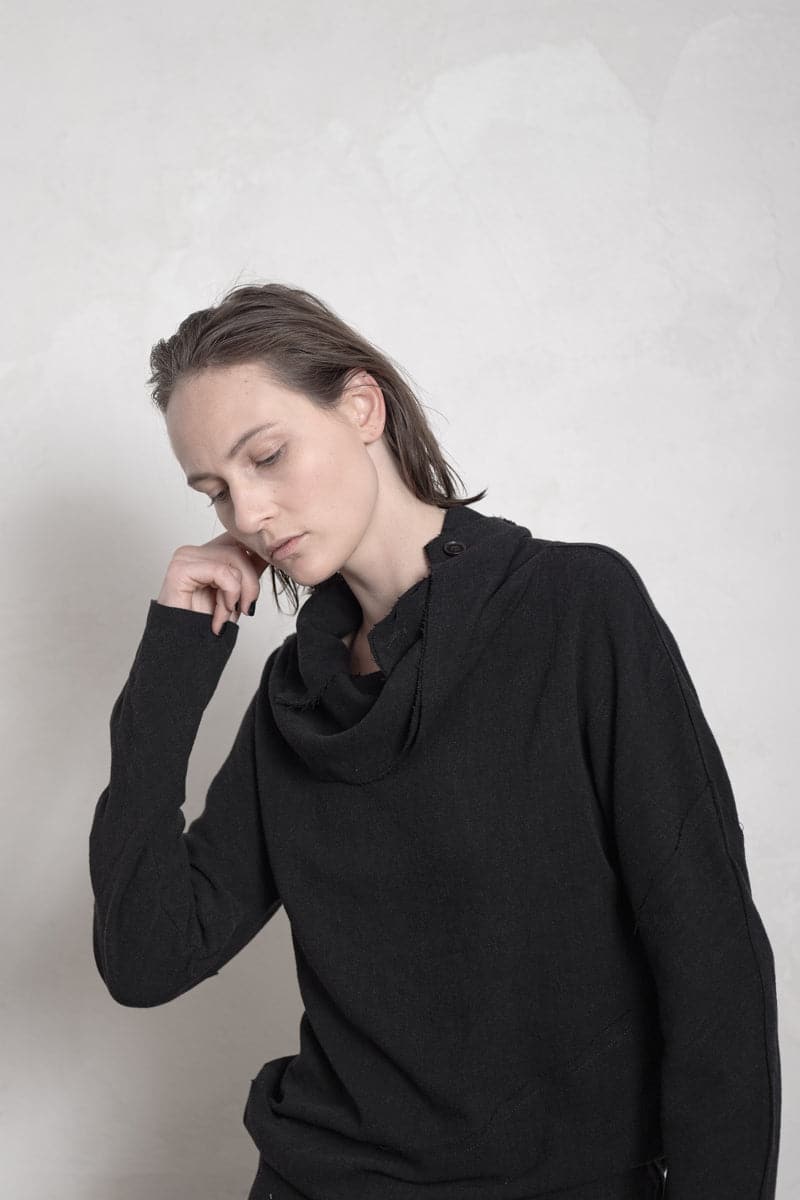 eigensinnig wien | Flaubert | Ungewöhnlicher Sommerpullover mit speziellem Kragen schwarz