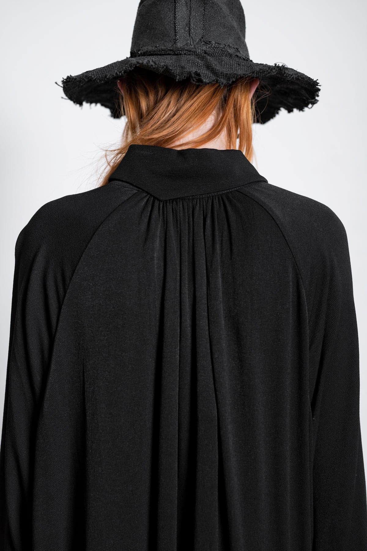 eigensinnig wien | Foucault | Elegantes, schwarzes Oversized Mantelkleid aus Viskose
