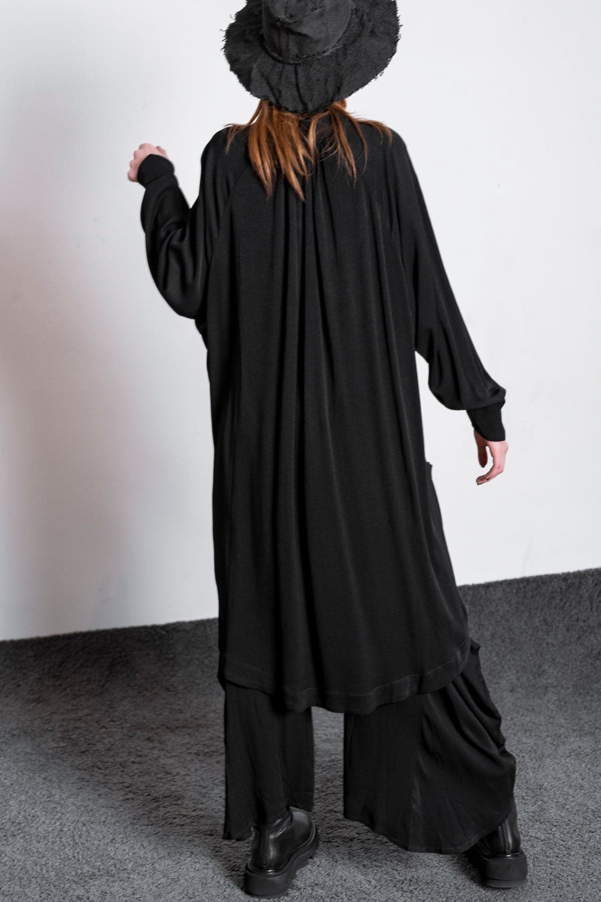 eigensinnig wien | Foucault | Elegantes, schwarzes Oversized Mantelkleid aus Viskose