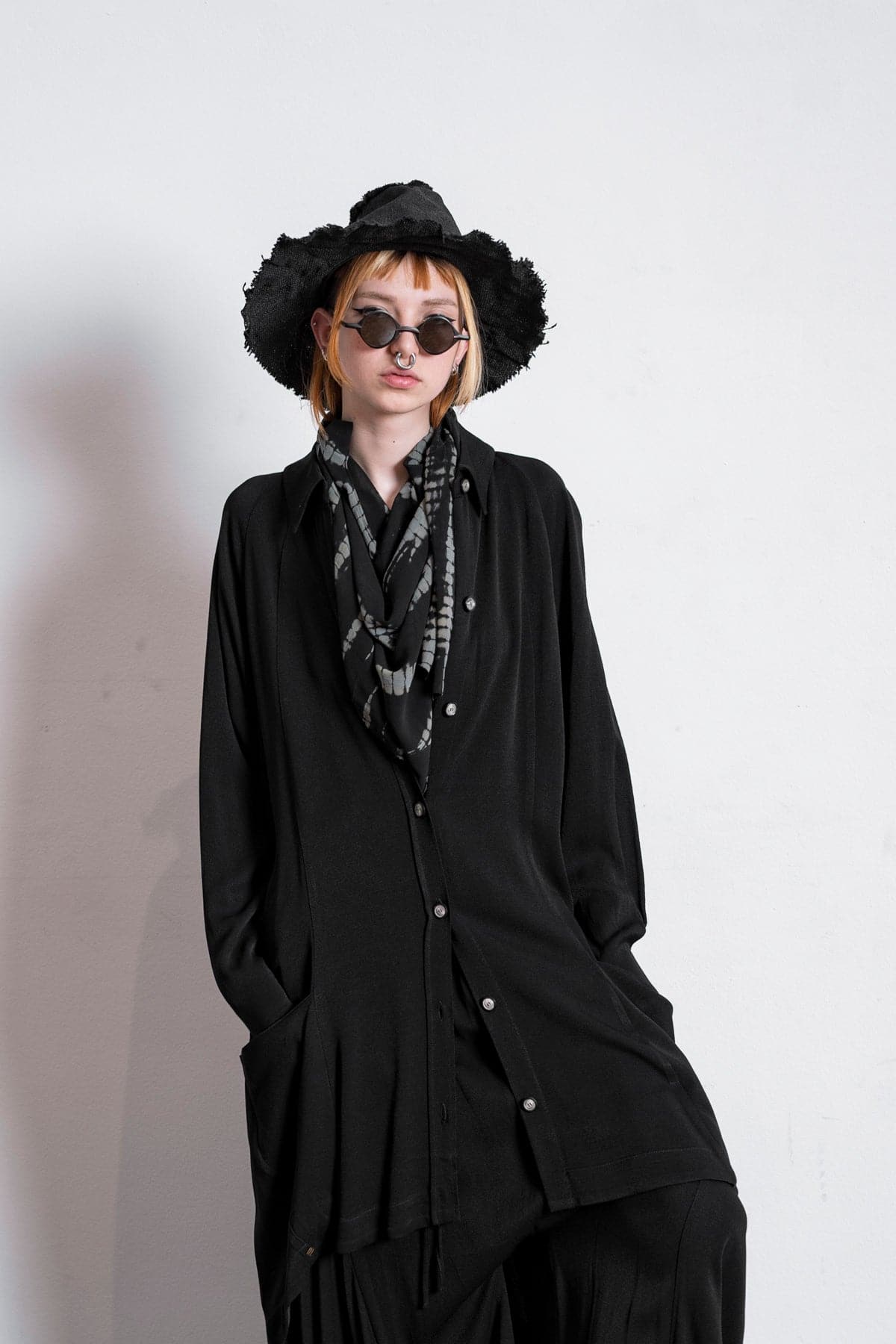 eigensinnig wien | Foucault | Elegantes, schwarzes Oversized Mantelkleid aus Viskose