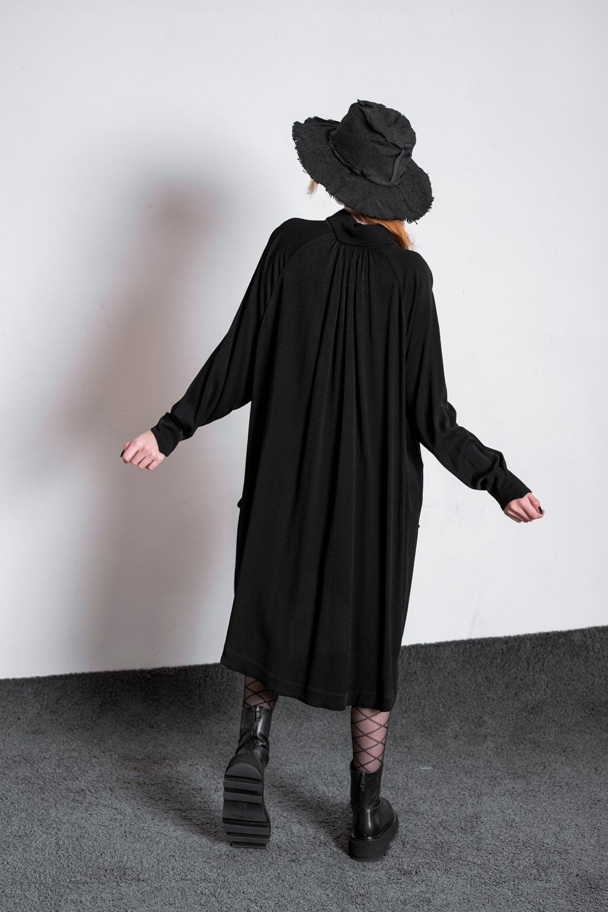 eigensinnig wien | Foucault | Elegantes, schwarzes Oversized Mantelkleid aus Viskose