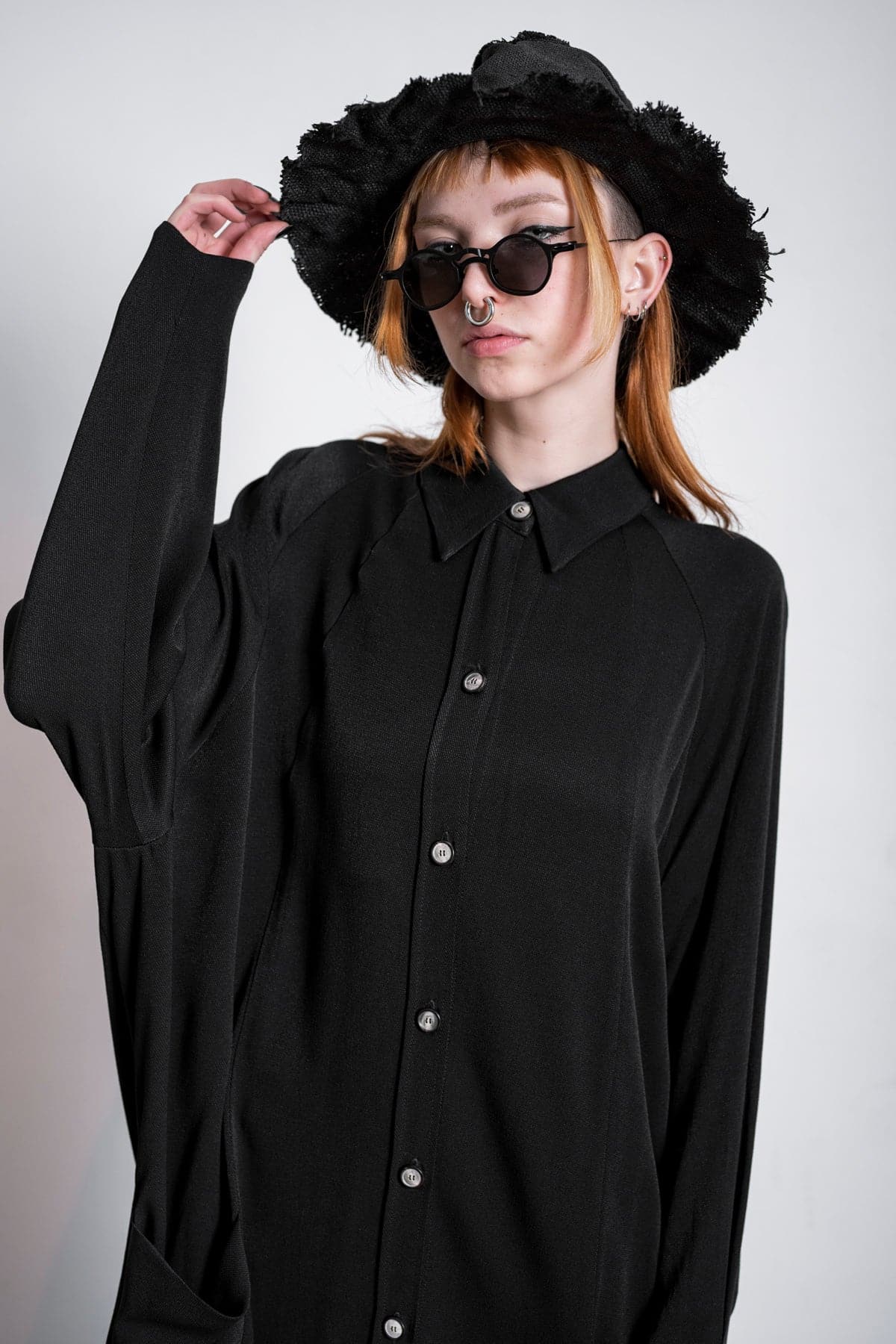 eigensinnig wien | Foucault | Elegantes, schwarzes Oversized Mantelkleid aus Viskose