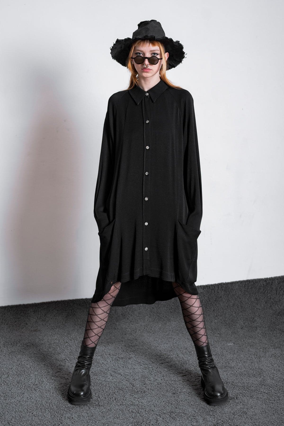 eigensinnig wien | Foucault | Elegantes, schwarzes Oversized Mantelkleid aus Viskose
