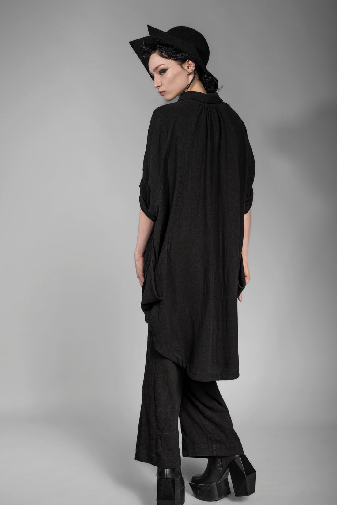 eigensinnig wien | Foucault | Schwarze Designer Longbluse aus Leinen für Damen