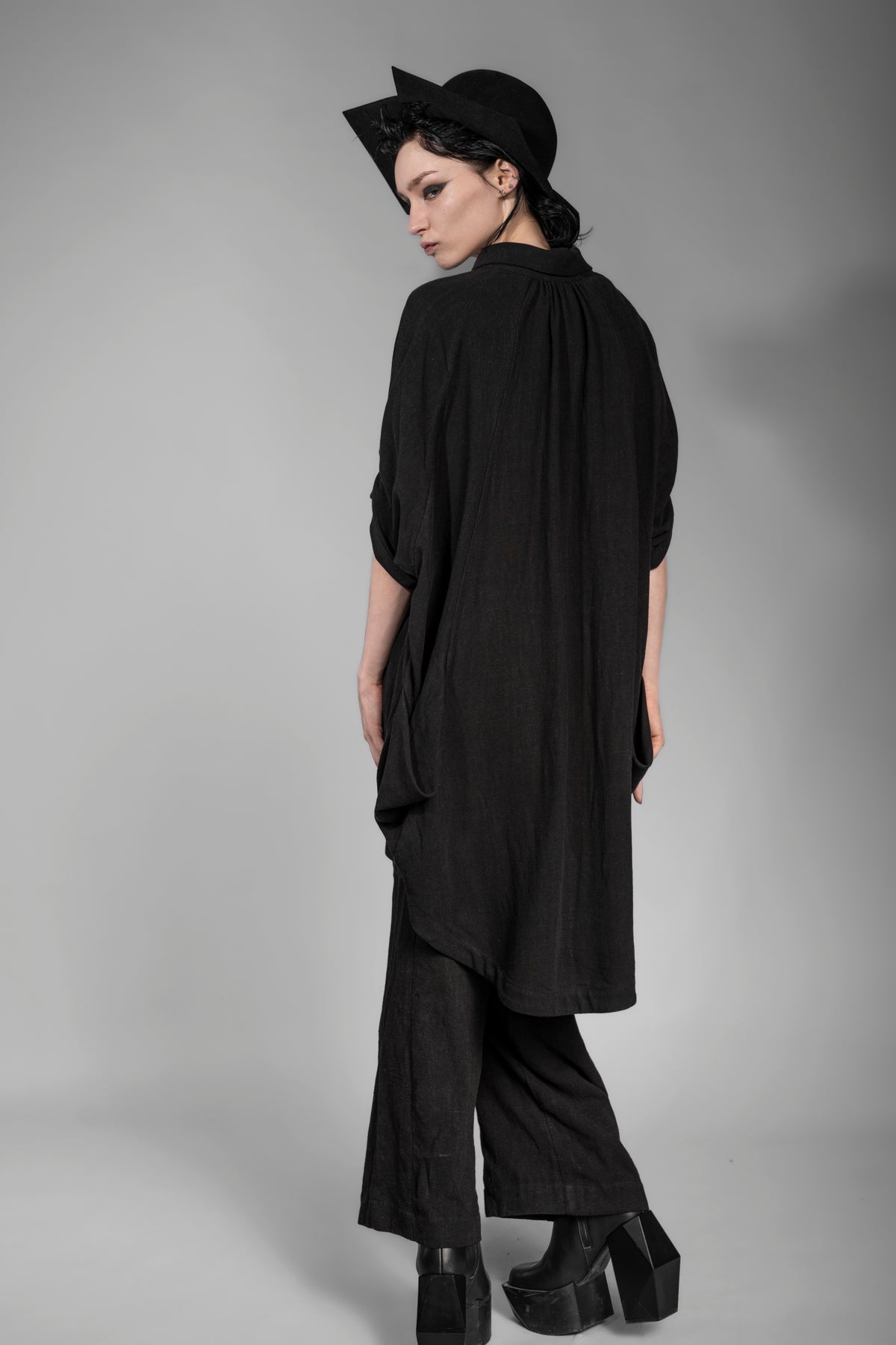 eigensinnig wien | Foucault | Schwarze Designer Longbluse aus Leinen für Damen