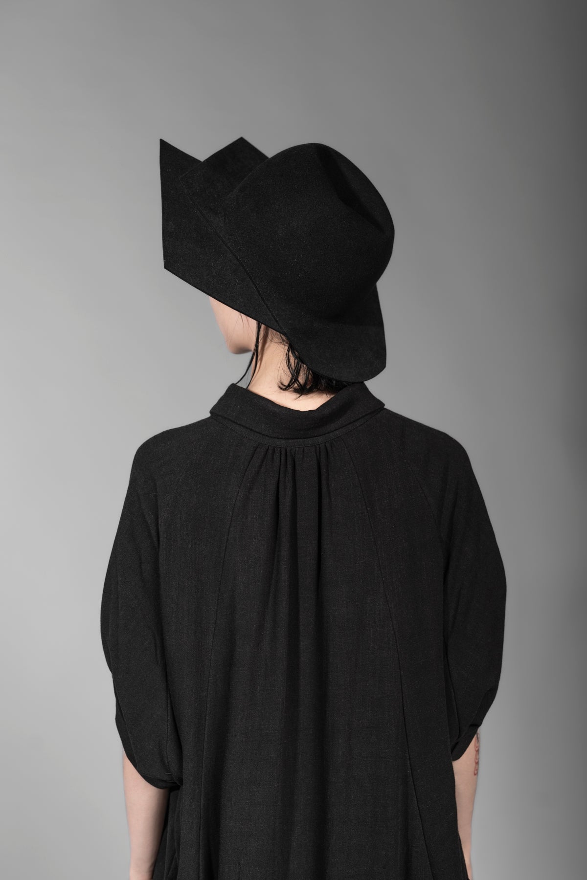 eigensinnig wien | Foucault | Schwarze Designer Longbluse aus Leinen für Damen