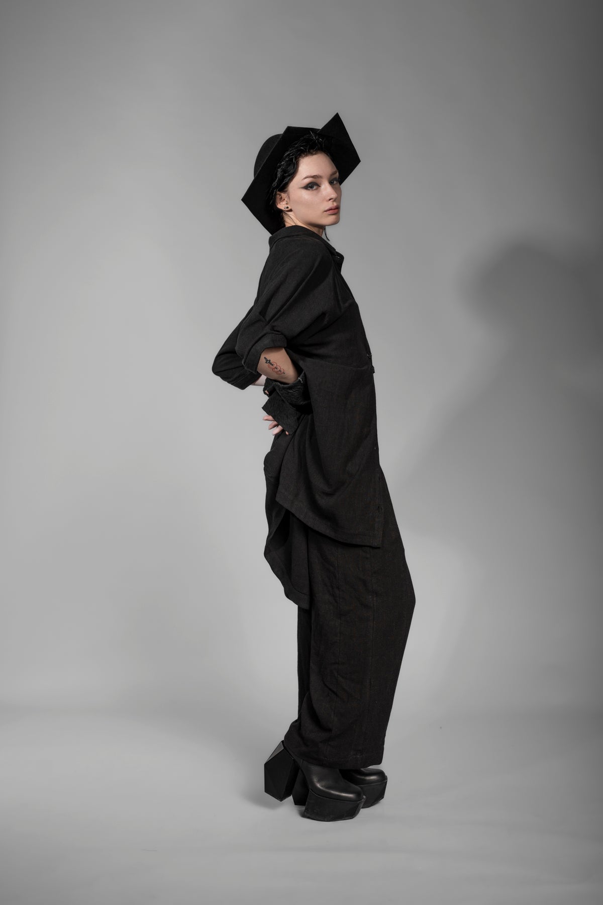 eigensinnig wien | Foucault | Schwarze Designer Longbluse aus Leinen für Damen