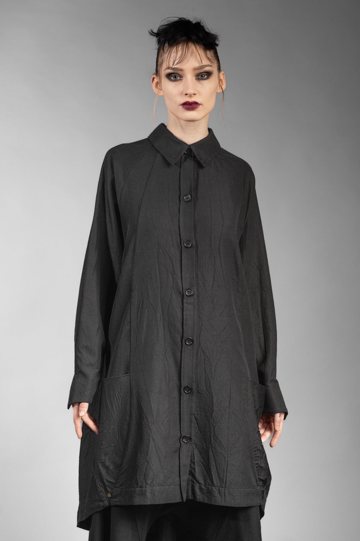 eigensinnig wien | Foucault | Schwarzes Designes Mantelkleid aus exklusivem Seide-Wolle-Material