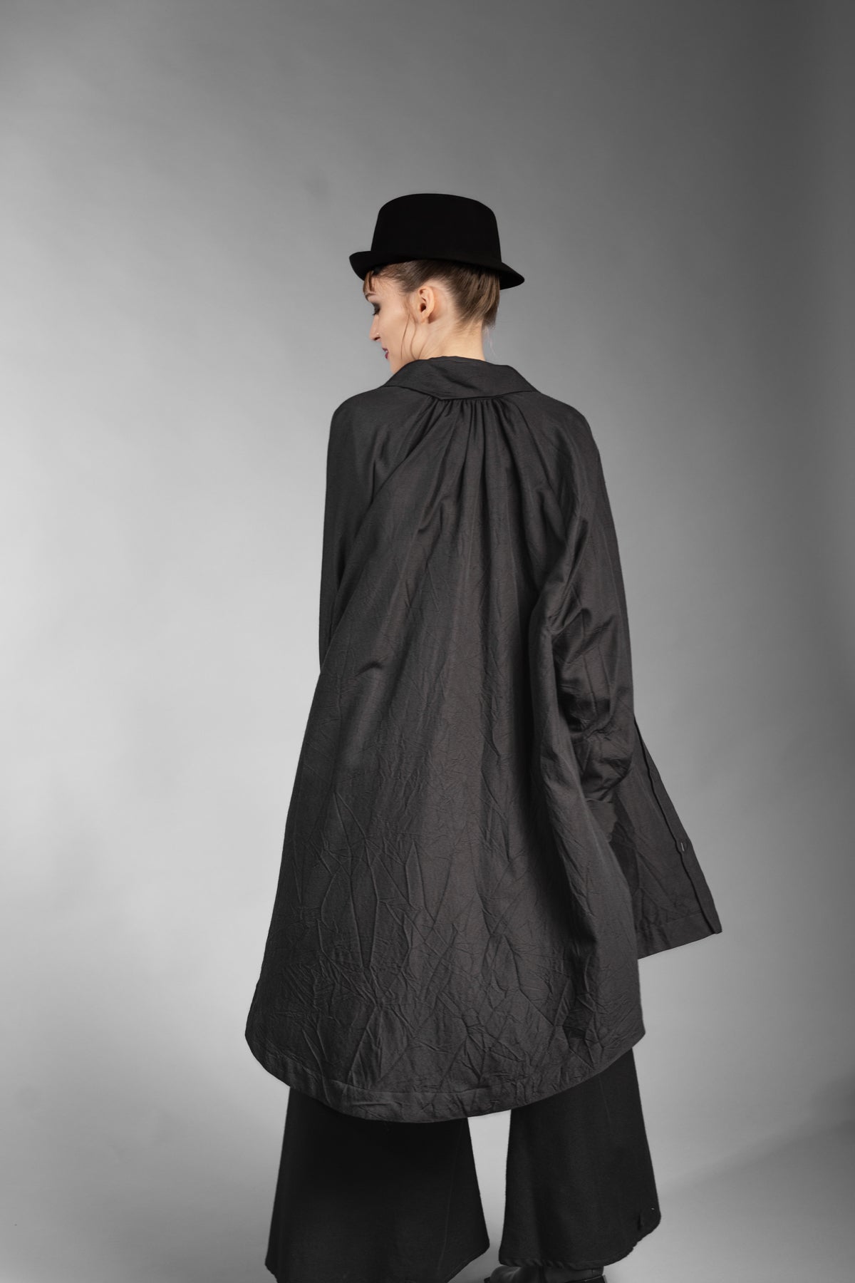 eigensinnig wien | Foucault | Schwarzes Designes Mantelkleid aus exklusivem Seide-Wolle-Material