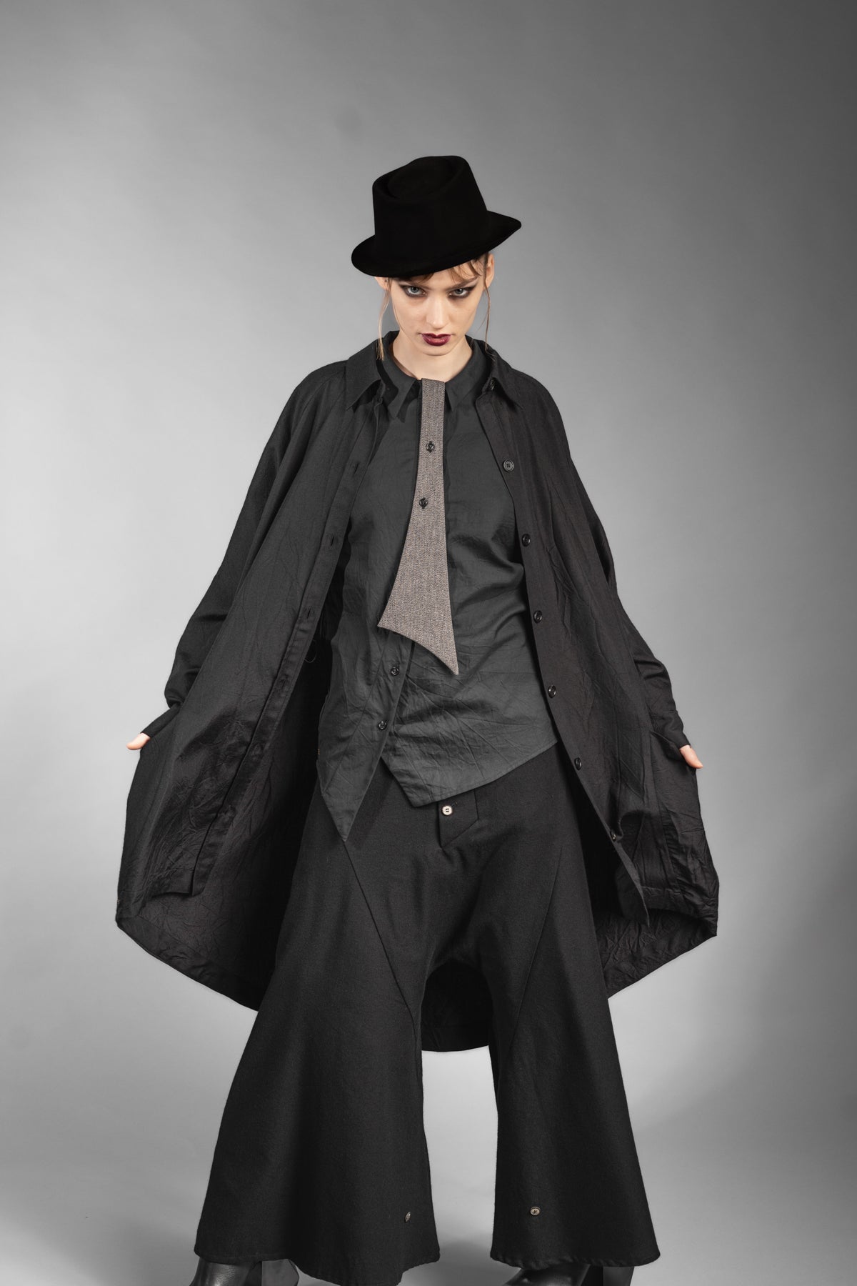 eigensinnig wien | Foucault | Schwarzes Designes Mantelkleid aus exklusivem Seide-Wolle-Material