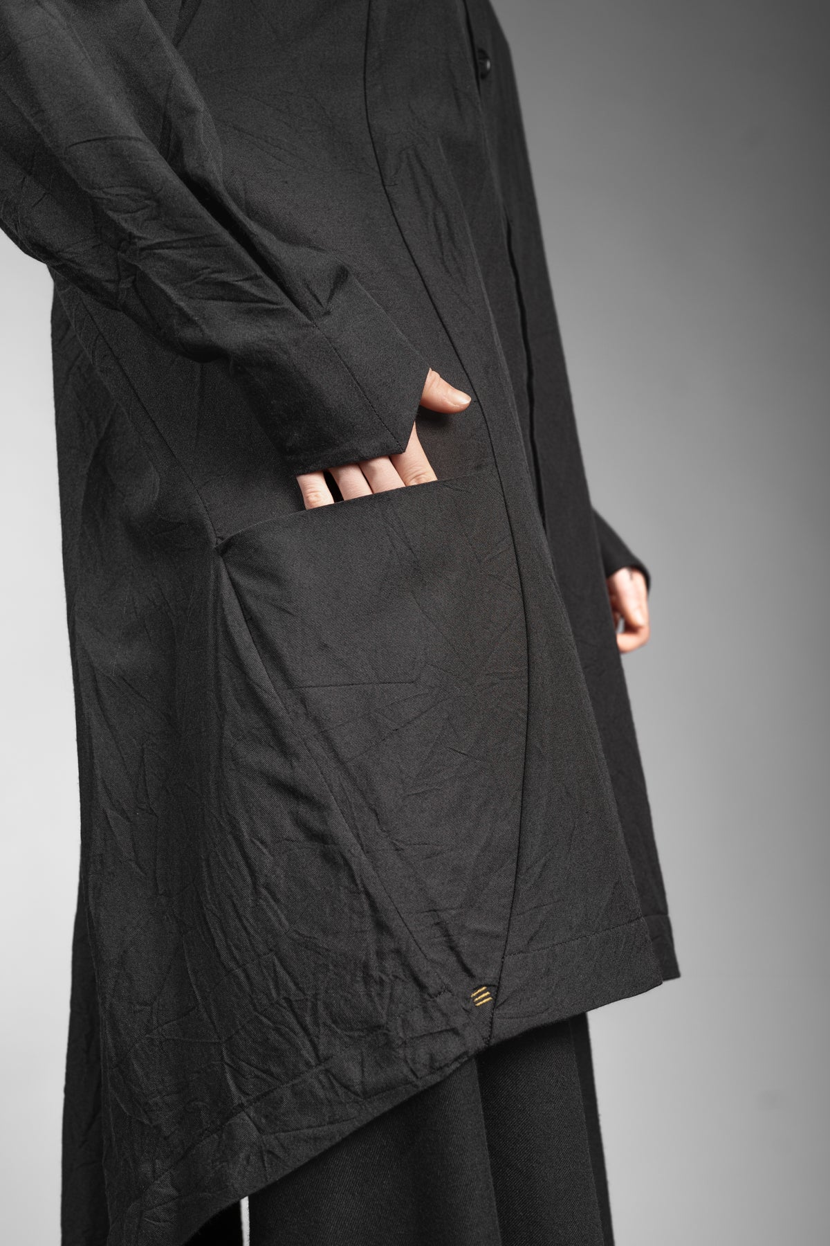eigensinnig wien | Foucault | Schwarzes Designes Mantelkleid aus exklusivem Seide-Wolle-Material