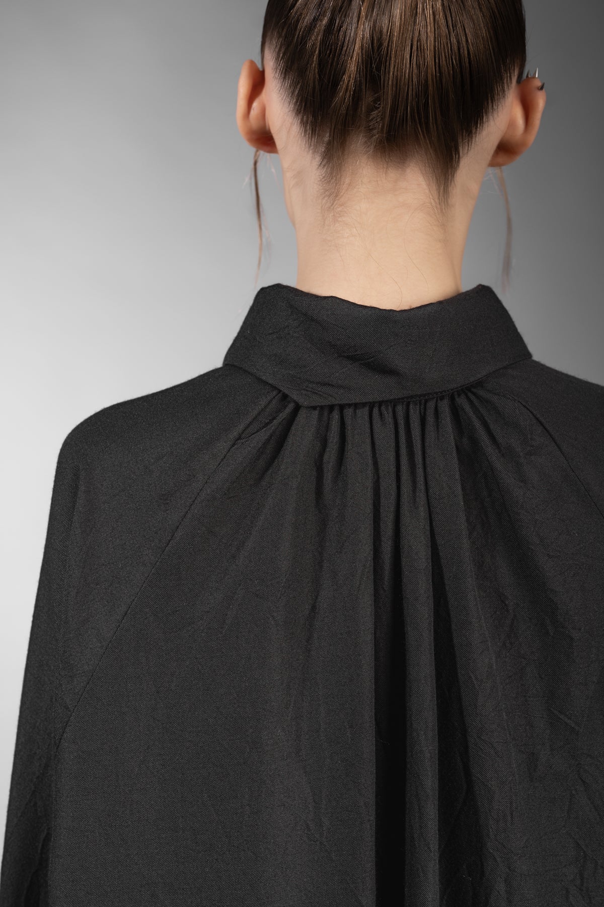 eigensinnig wien | Foucault | Schwarzes Designes Mantelkleid aus exklusivem Seide-Wolle-Material