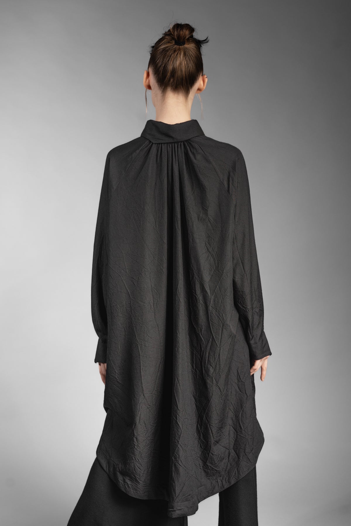eigensinnig wien | Foucault | Schwarzes Designes Mantelkleid aus exklusivem Seide-Wolle-Material