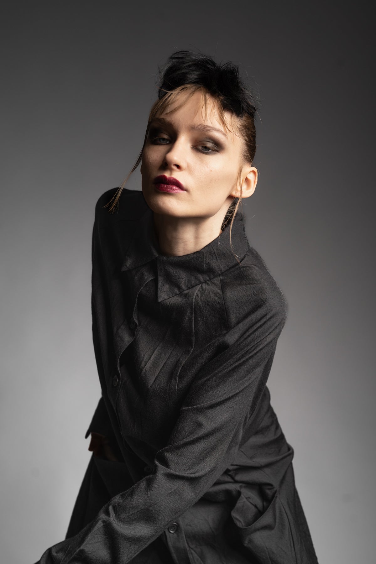 eigensinnig wien | Foucault | Schwarzes Designes Mantelkleid aus exklusivem Seide-Wolle-Material