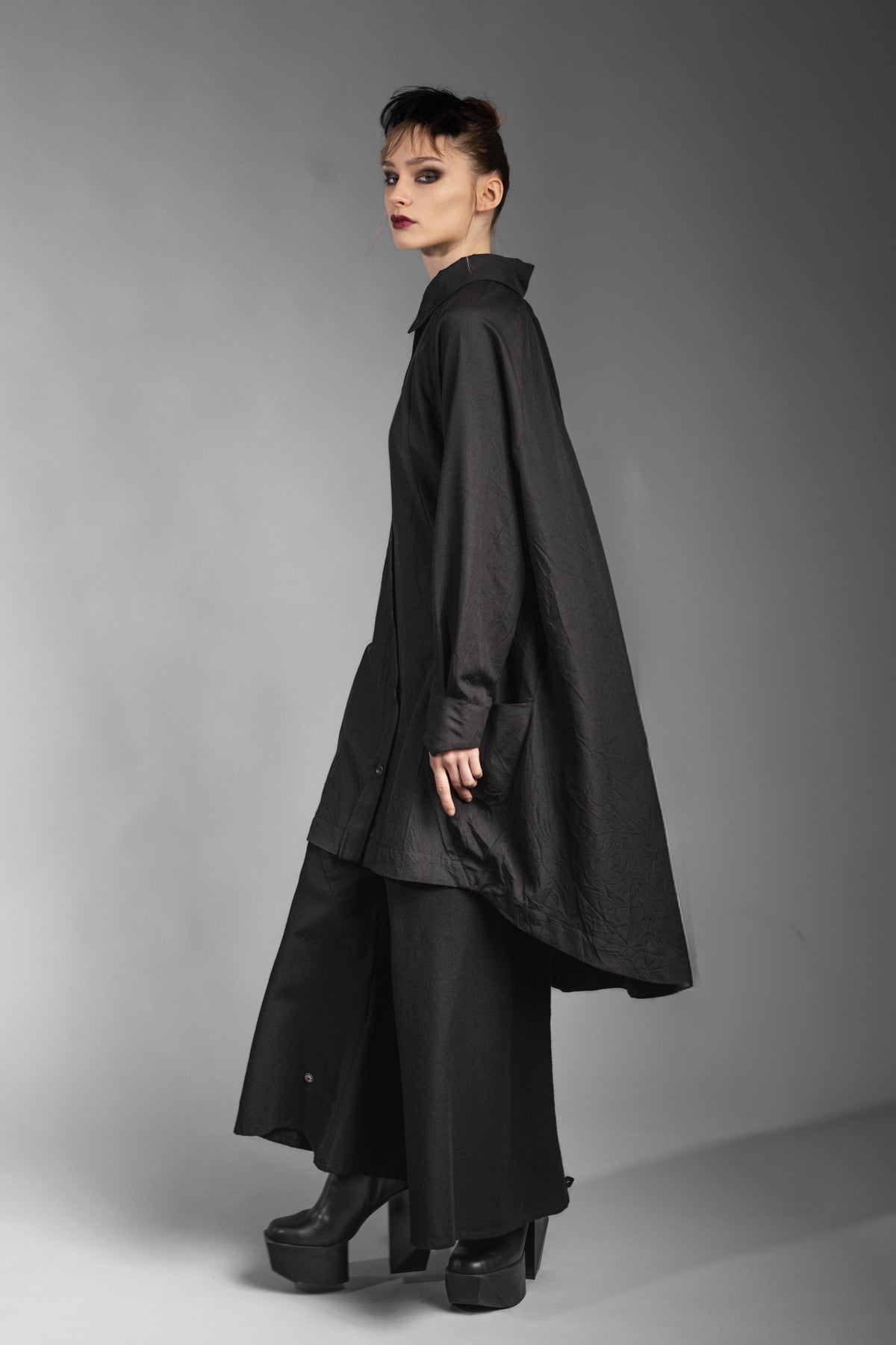 eigensinnig wien | Foucault | Schwarzes Designes Mantelkleid aus exklusivem Seide-Wolle-Material
