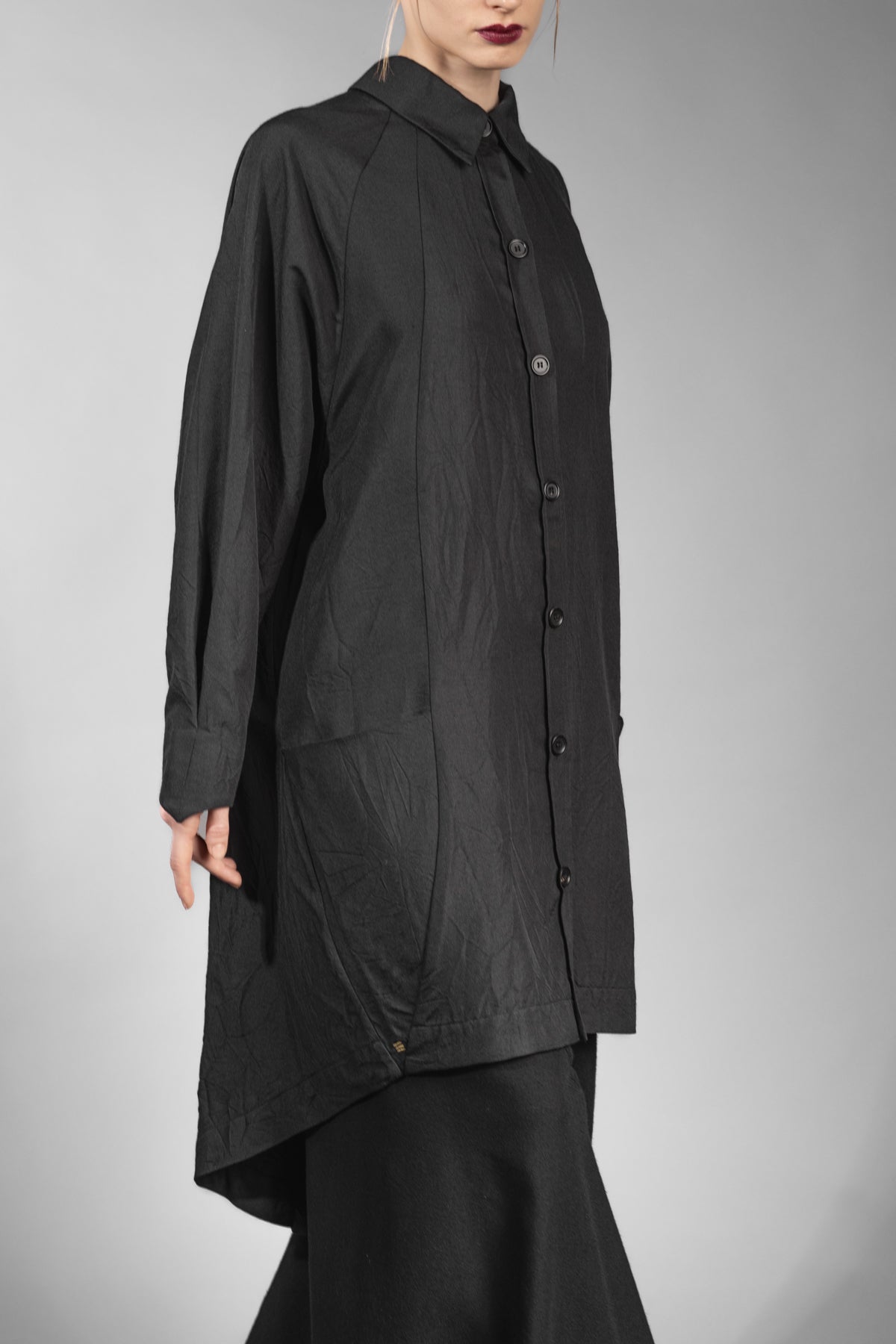 eigensinnig wien | Foucault | Schwarzes Designes Mantelkleid aus exklusivem Seide-Wolle-Material
