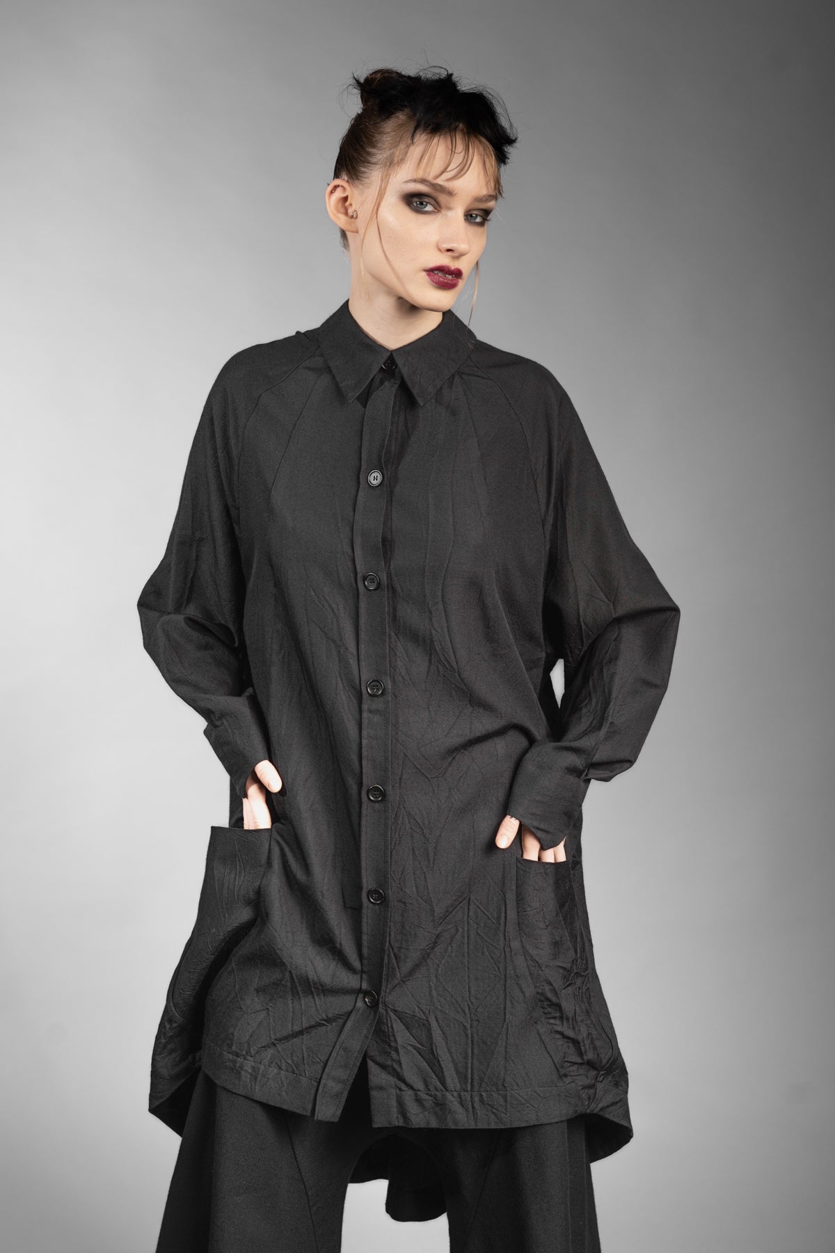 eigensinnig wien | Foucault | Schwarzes Designes Mantelkleid aus exklusivem Seide-Wolle-Material