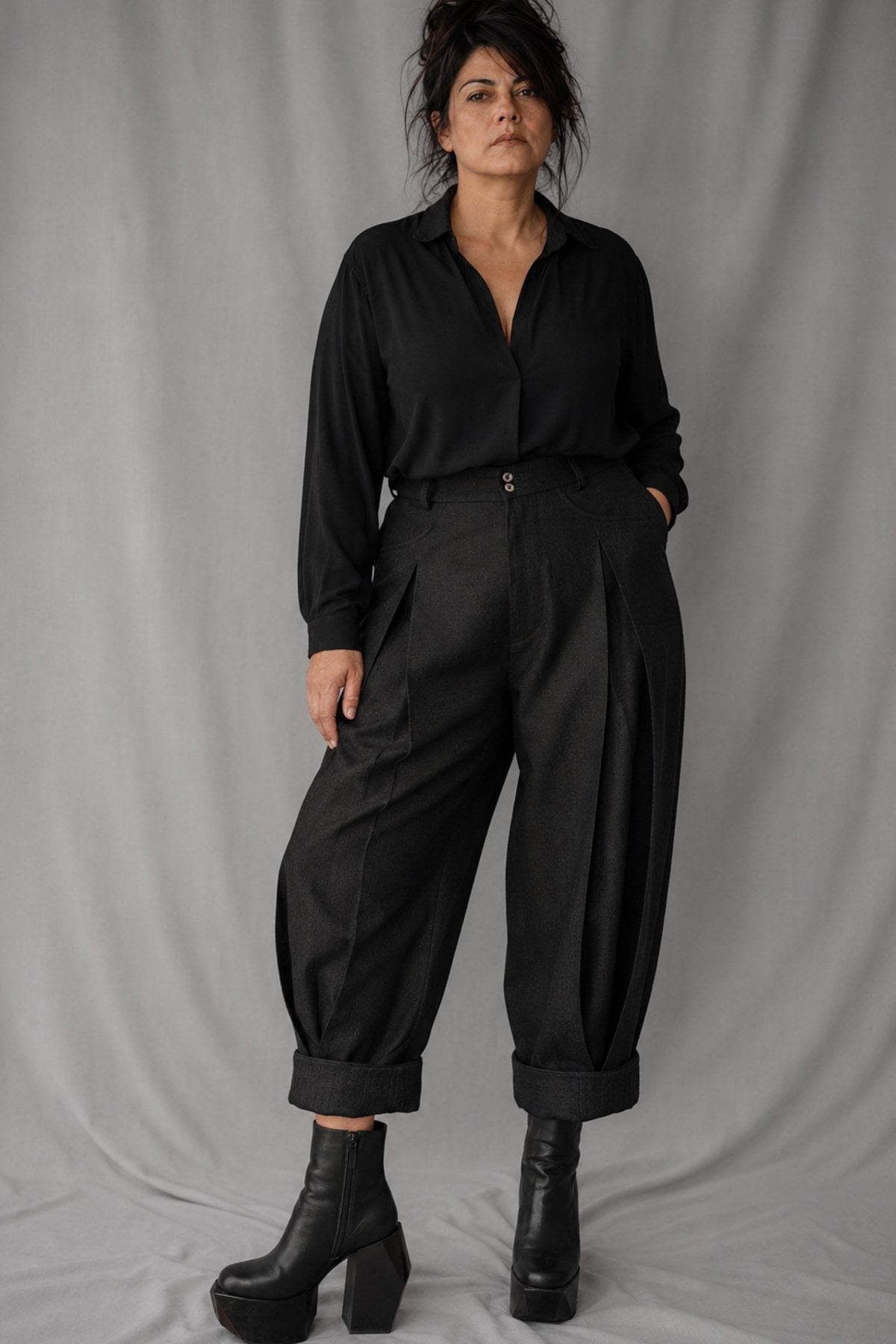 eigensinnig wien | Fratschlerin | Schwarze Designerhose mit doppelten Bundfalten aus reiner italienischer Schurwolle