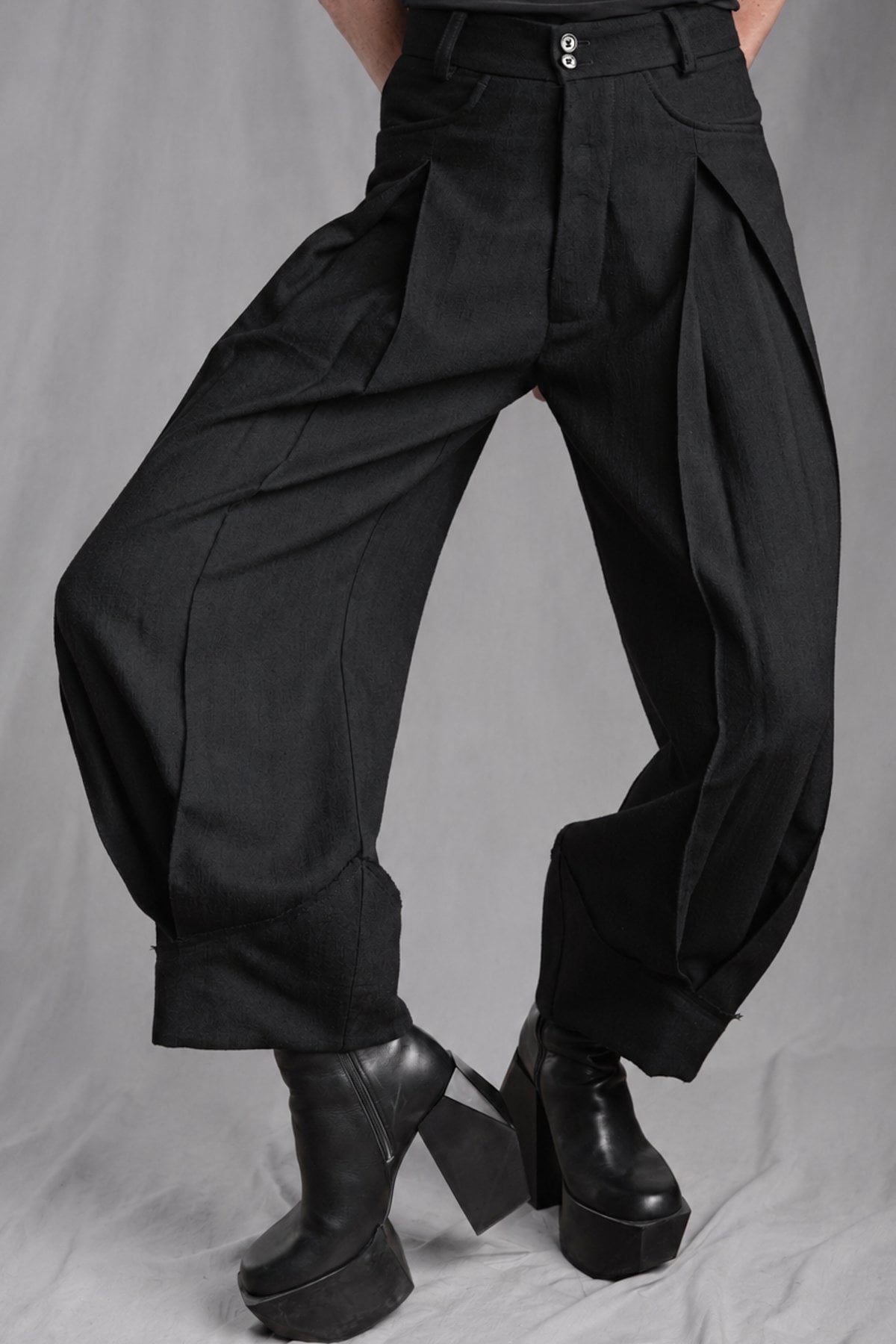 eigensinnig wien | Fratschlerin | Schwarze Designerhose mit doppelten Bundfalten aus reiner italienischer Schurwolle