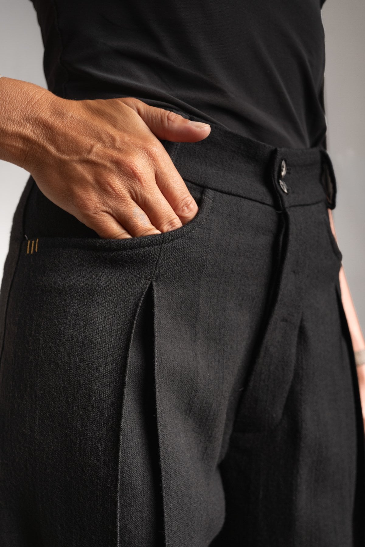 eigensinnig wien | Fratschlerin | Schwarze Designerhose mit doppelten Bundfalten aus reiner italienischer Schurwolle